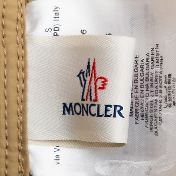 бирка Легкая куртка Moncler