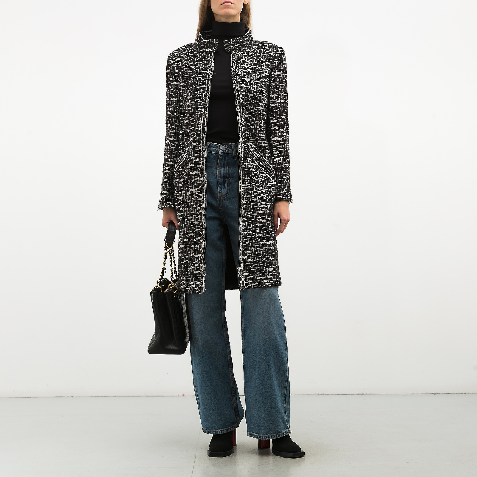 Пальто черного цвета Chanel - фото из каталога магазина брендовой одежды Second Friend Store Пальто Chanel - купить оригинал в секонд-хенде SFS - 2