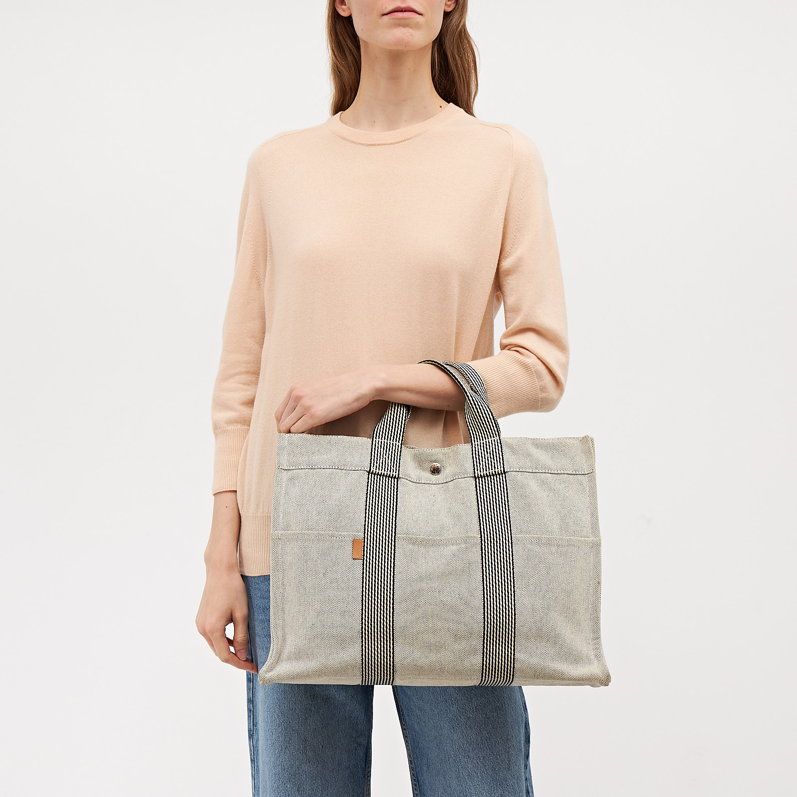 Сумка  серого цвета Hermes - фото из каталога магазина брендовой одежды Second Friend Store Сумка Hermes - купить оригинал в секонд-хенде SFS - 2