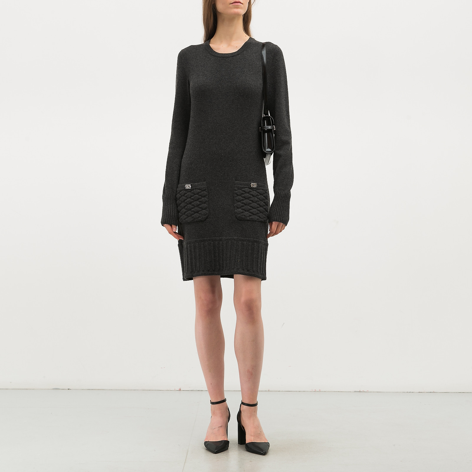 Платье серого цвета Chanel - фото из каталога магазина брендовой одежды Second Friend Store Платье Chanel - купить оригинал в секонд-хенде SFS - 2