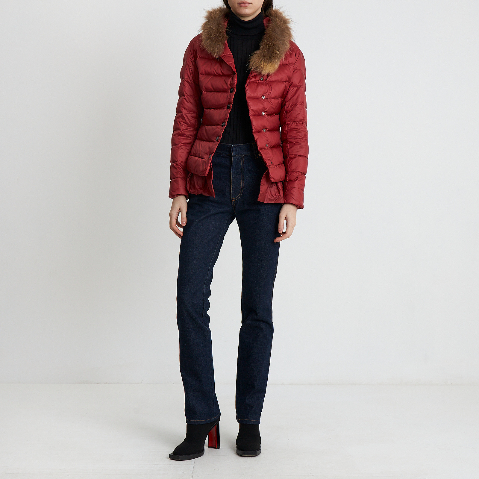 Пуховик красного цвета Moncler - фото из каталога магазина брендовой одежды Second Friend Store Пуховик Moncler - купить оригинал в секонд-хенде SFS - 2