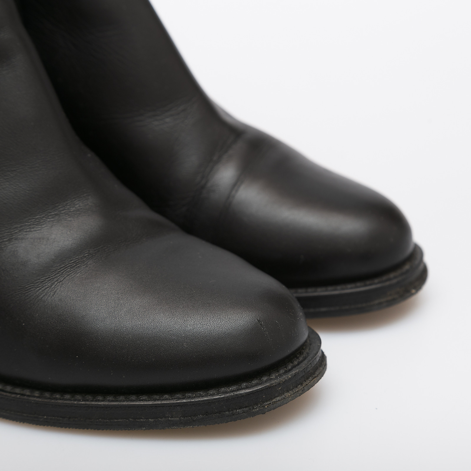 Ботильоны  черного цвета Chanel - фото из каталога магазина брендовой одежды Second Friend Store Ботильоны Chanel - купить оригинал в секонд-хенде SFS - 4