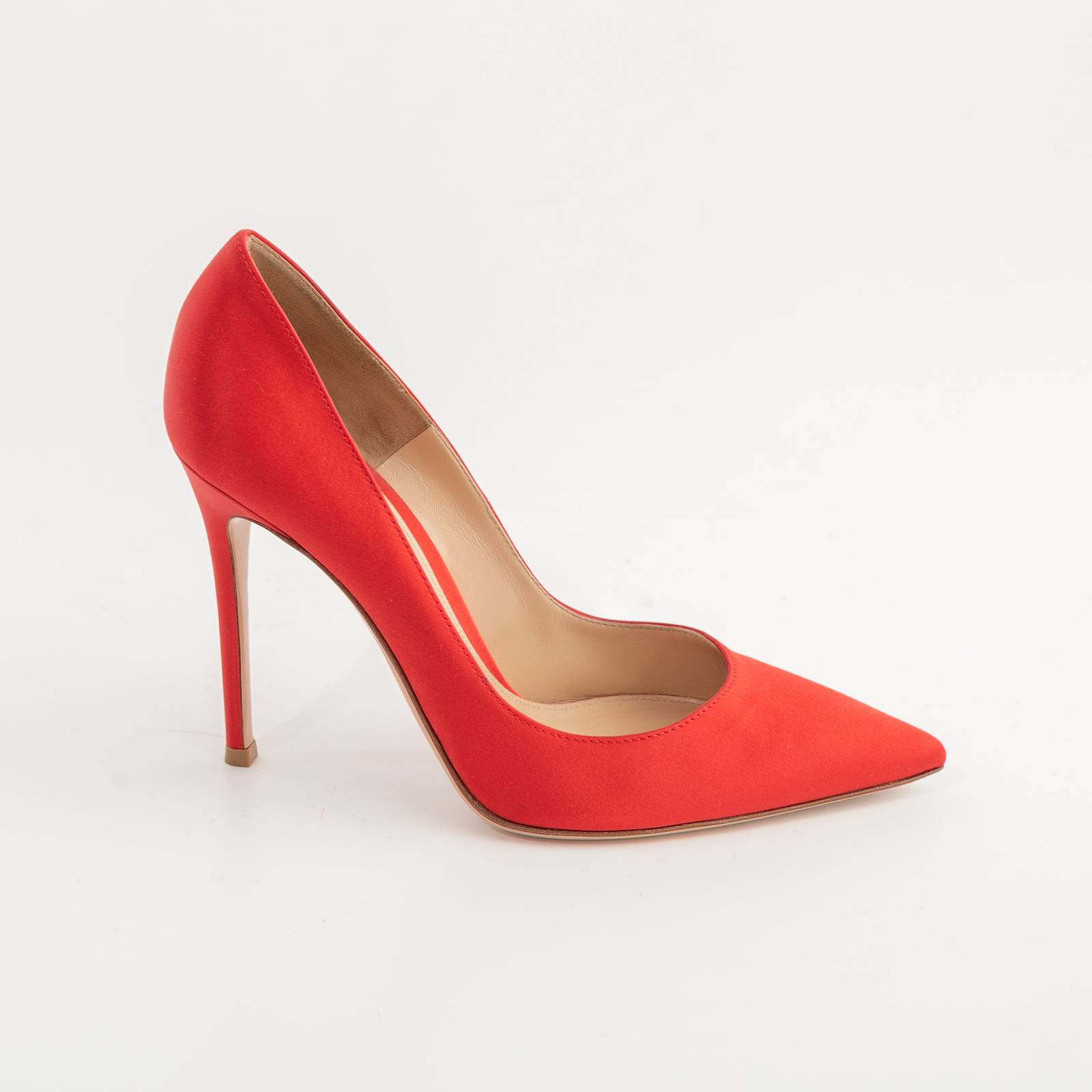 Туфли красного цвета Gianvito Rossi - фото из каталога магазина брендовой одежды Second Friend Store Туфли Gianvito Rossi - купить оригинал в секонд-хенде SFS - 1