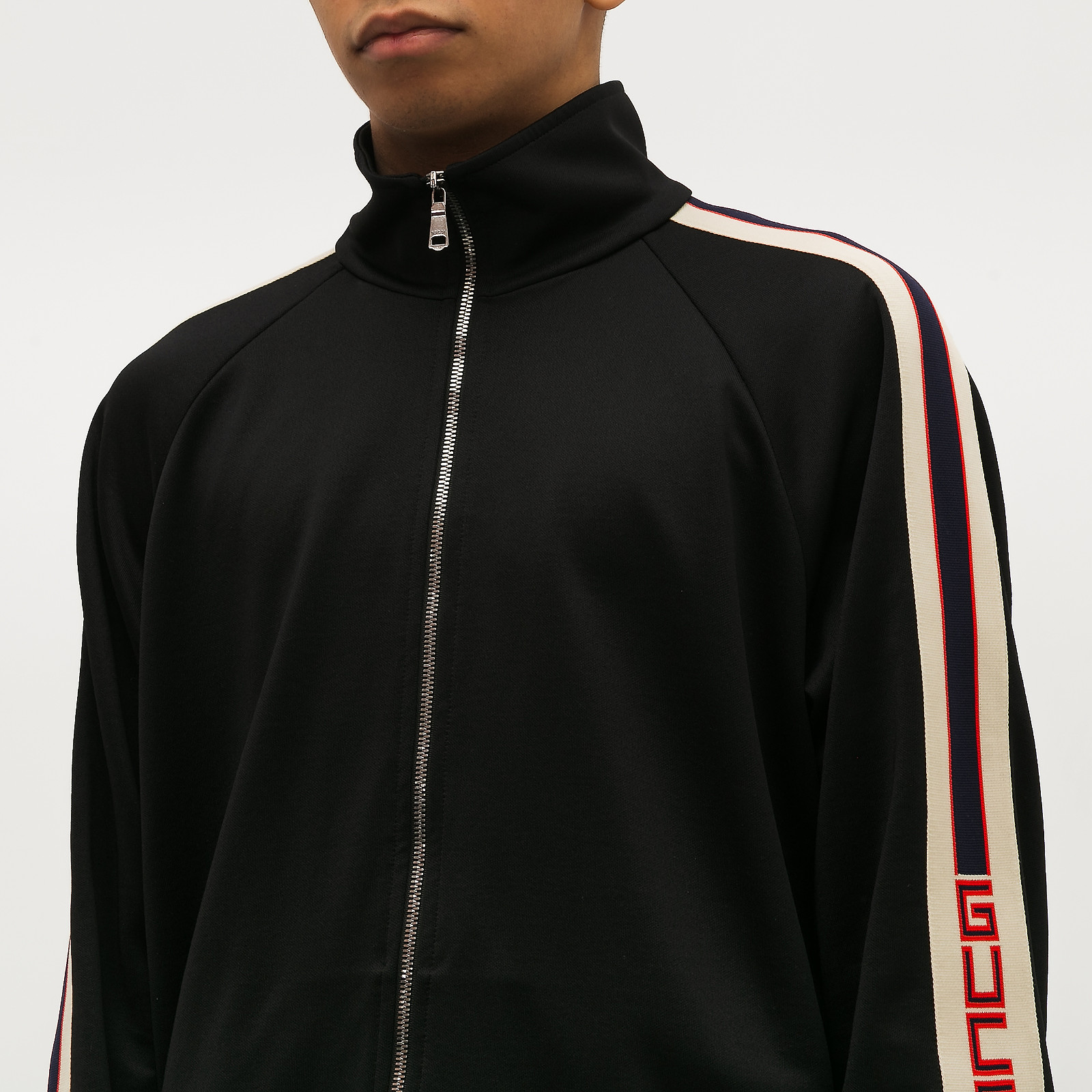 Легкая куртка черного цвета Gucci - фото из каталога магазина брендовой одежды Second Friend Store Легкая куртка Gucci - купить оригинал в секонд-хенде SFS - 4