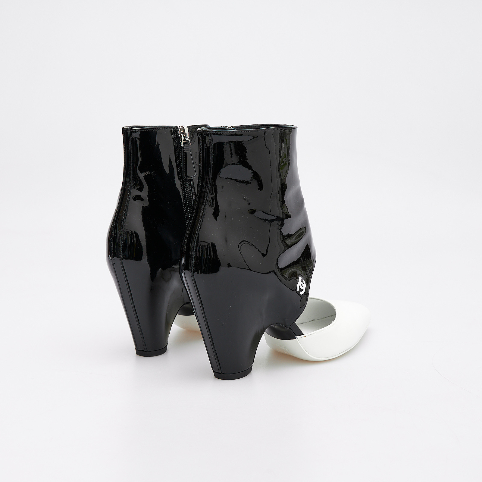 Туфли черного цвета Chanel - фото из каталога магазина брендовой одежды Second Friend Store Туфли Chanel - купить оригинал в секонд-хенде SFS - 3