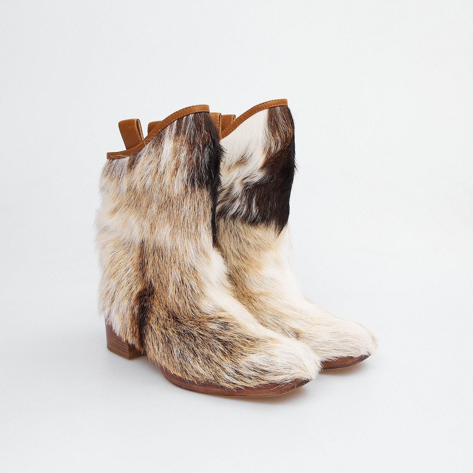 Ботильоны коричневого цвета Chanel - фото из каталога магазина брендовой одежды Second Friend Store Ботильоны Chanel - купить оригинал в секонд-хенде SFS - 2