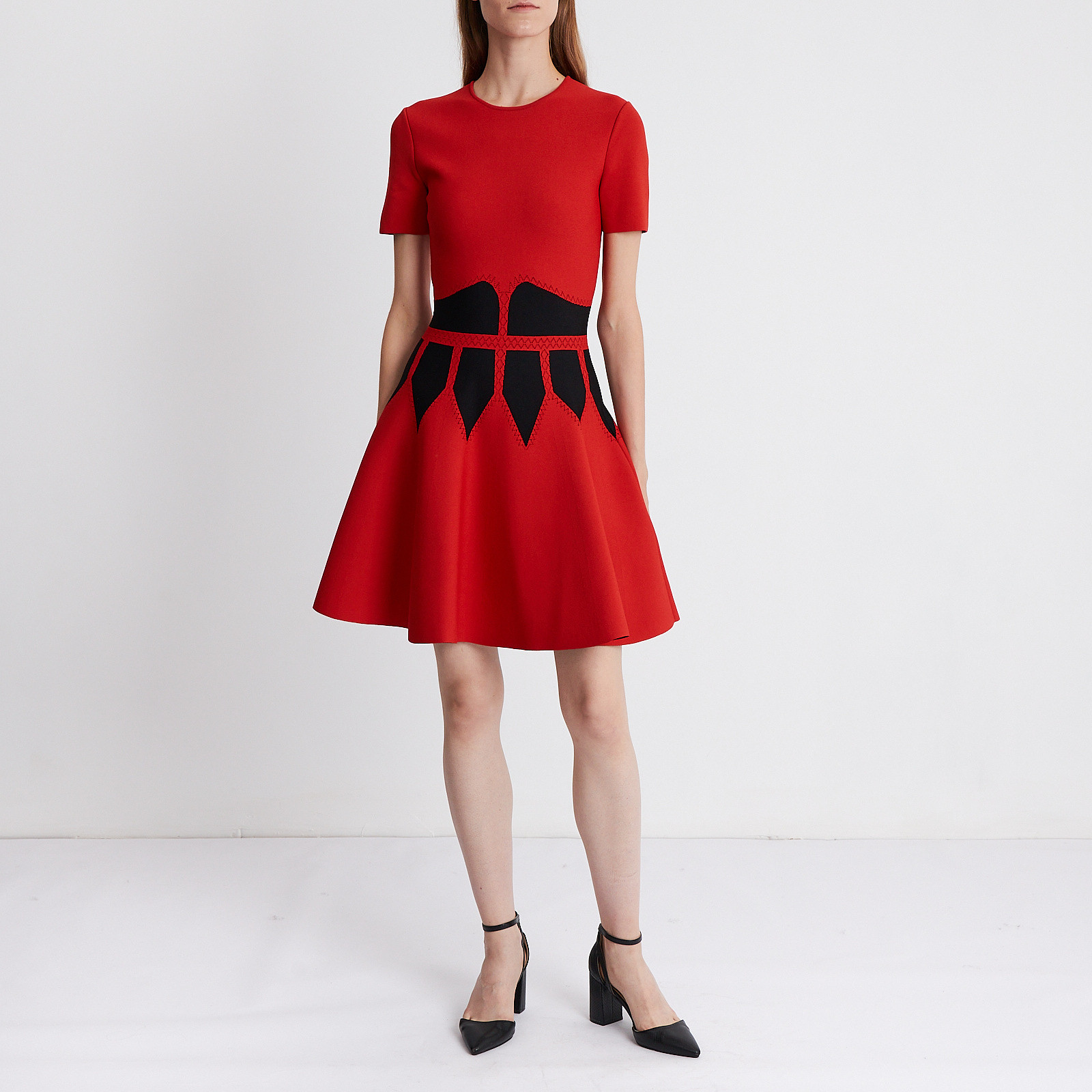 Платье красного цвета Alexander McQueen - фото из каталога магазина брендовой одежды Second Friend Store Платье Alexander McQueen - купить оригинал в секонд-хенде SFS - 2