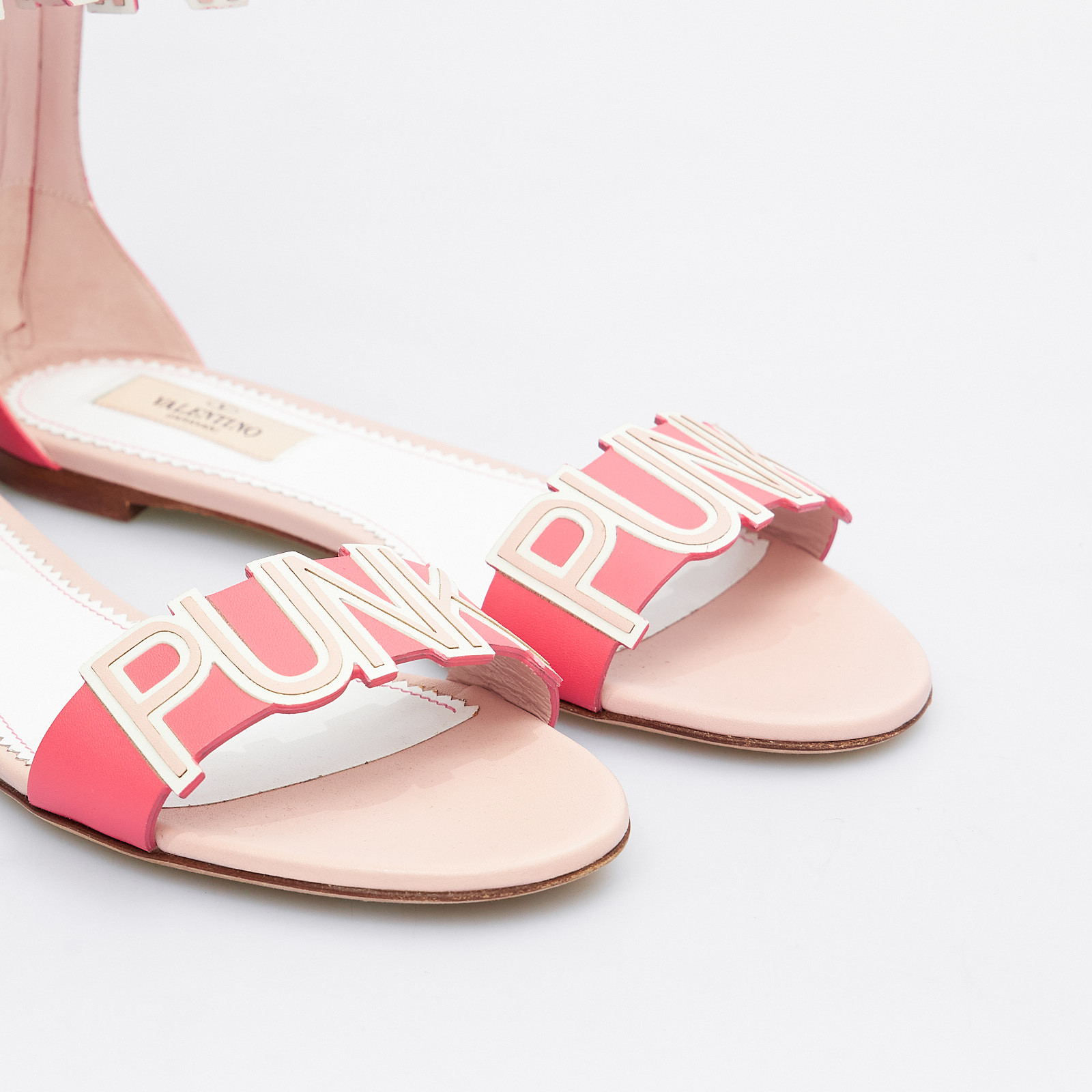 Сандалии розового цвета Valentino - фото из каталога магазина брендовой одежды Second Friend Store Сандалии Valentino - купить оригинал в секонд-хенде SFS - 4