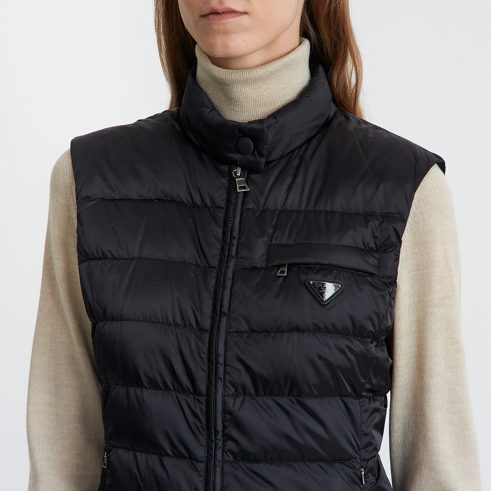 Жилет черного цвета Prada - фото из каталога магазина брендовой одежды Second Friend Store Жилет Prada - купить оригинал в секонд-хенде SFS - 4