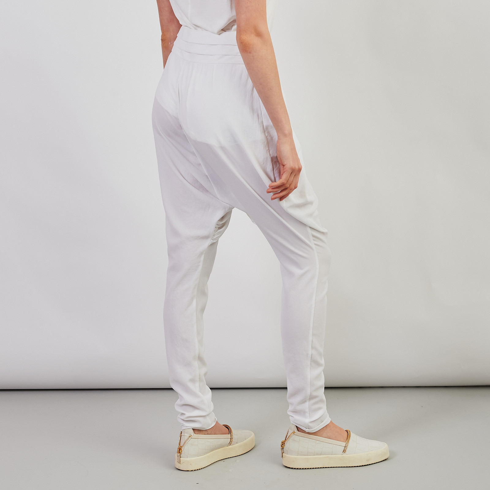 Брюки белого цвета Givenchy - фото из каталога магазина брендовой одежды Second Friend Store Брюки Givenchy - купить оригинал в секонд-хенде SFS - 2