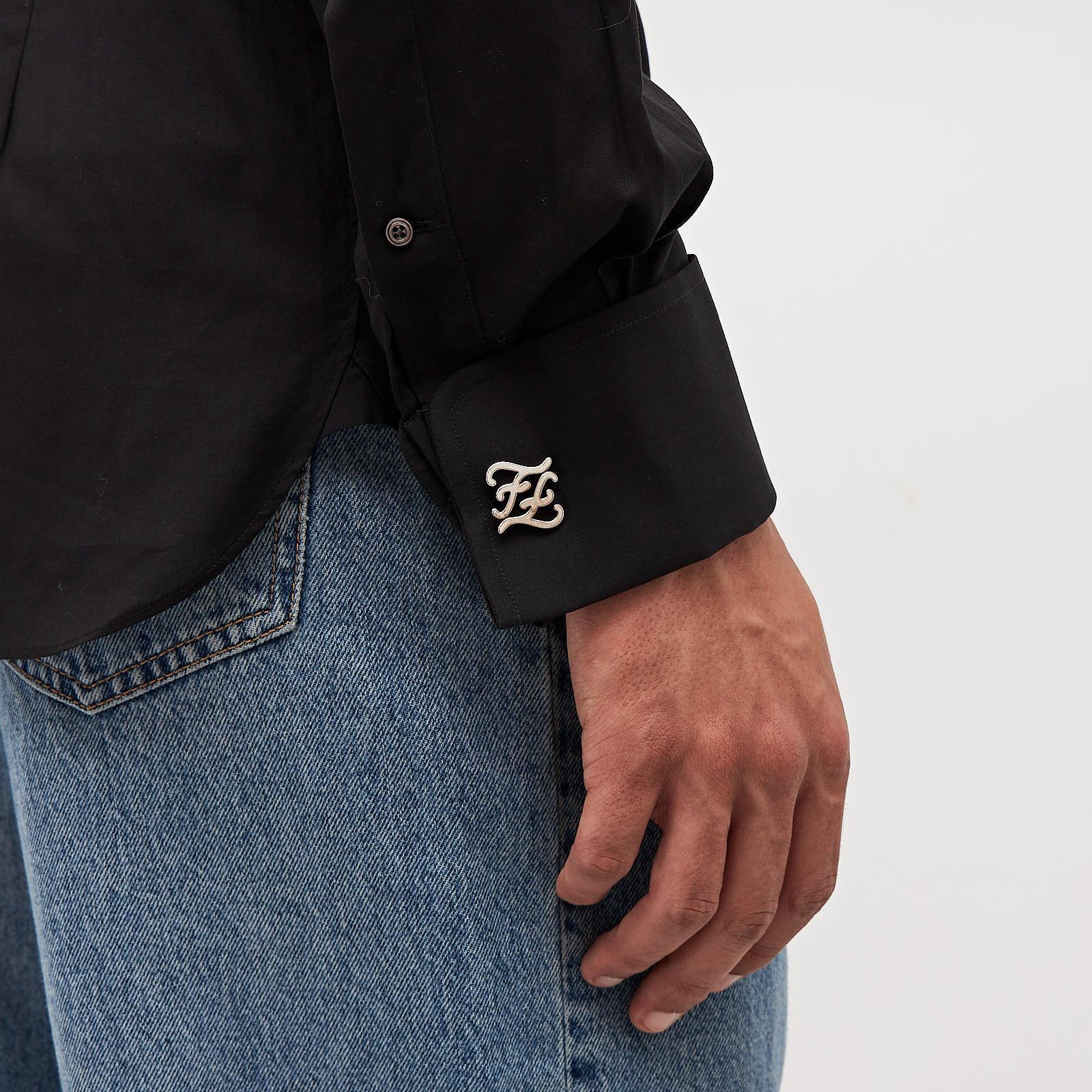 Запонки серебряного цвета Fendi - фото из каталога магазина брендовой одежды Second Friend Store Запонки Fendi - купить оригинал в секонд-хенде SFS - 2