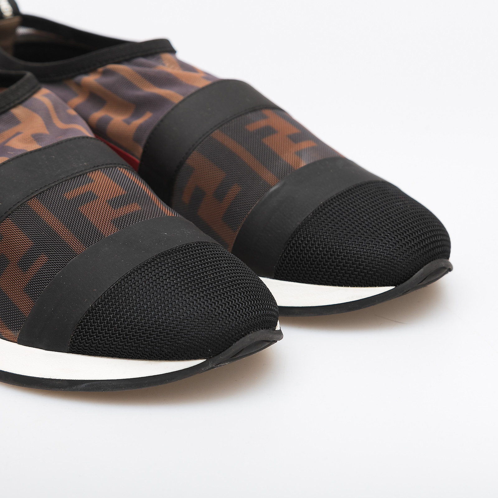 Кроссовки  черного цвета Fendi - фото из каталога магазина брендовой одежды Second Friend Store Кроссовки Fendi - купить оригинал в секонд-хенде SFS - 4