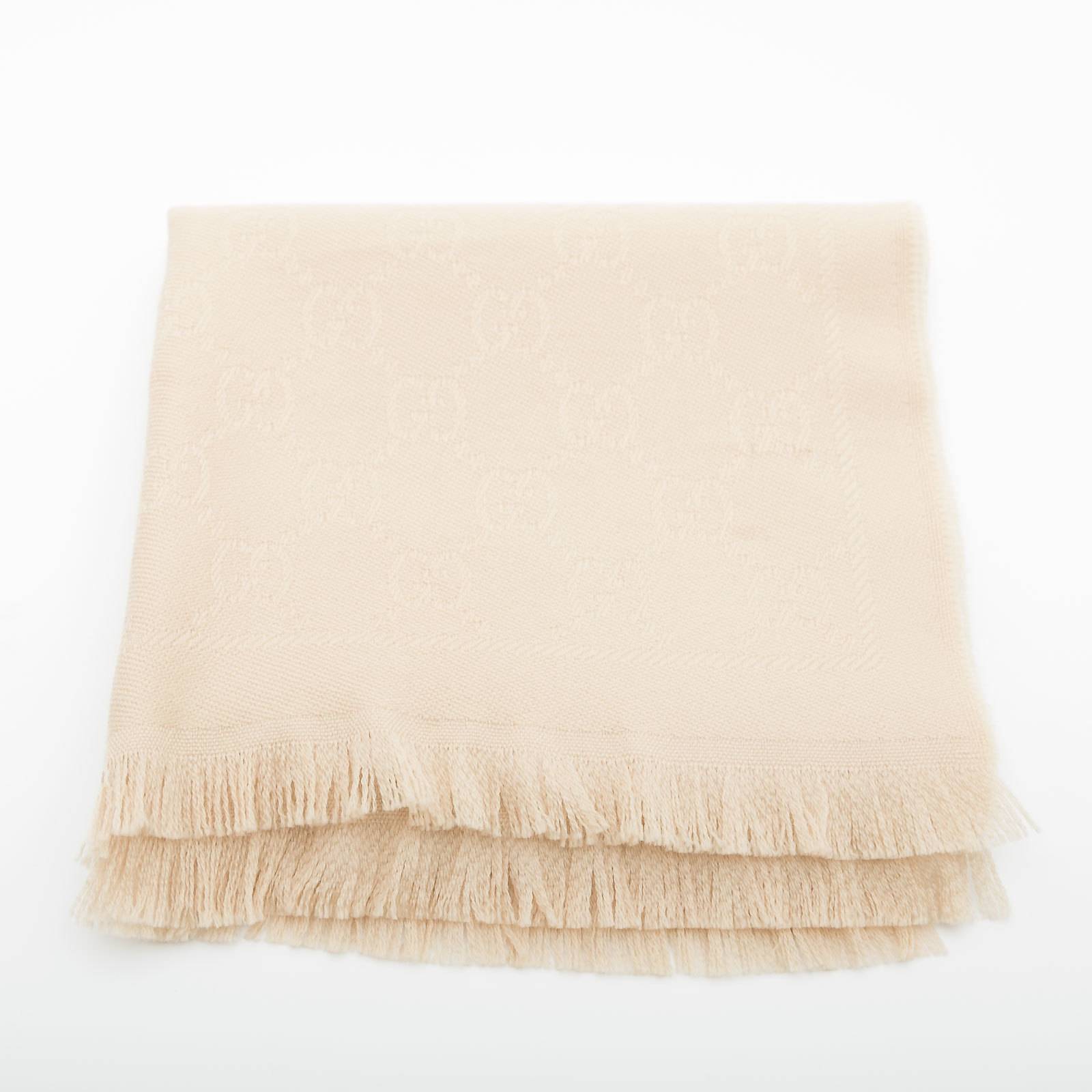 Шарф бежевого цвета Gucci - фото из каталога магазина брендовой одежды Second Friend Store Шарф Gucci - купить оригинал в секонд-хенде SFS - 2