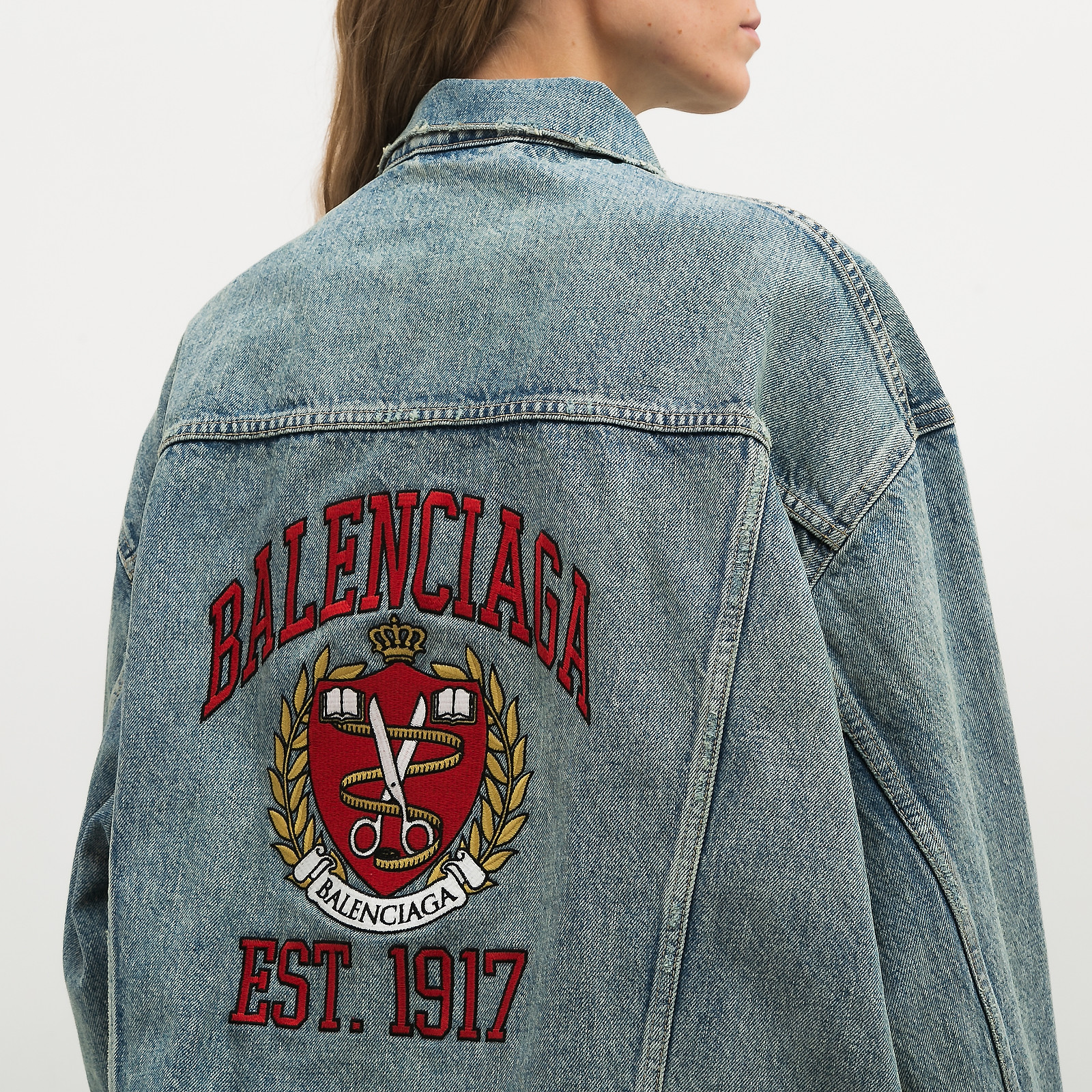 Джинсовая куртка голубого цвета Balenciaga - фото из каталога магазина брендовой одежды Second Friend Store Джинсовая куртка Balenciaga - купить оригинал в секонд-хенде SFS - 4