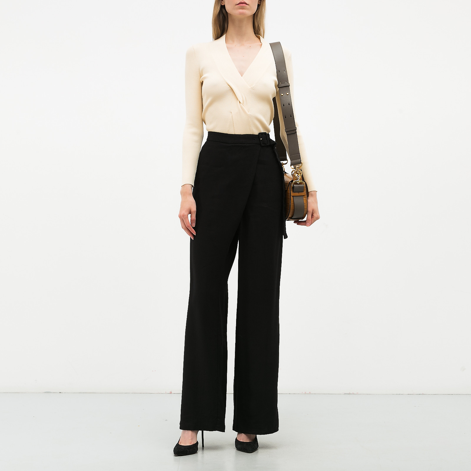 Джемпер белого цвета Sandro - фото из каталога магазина брендовой одежды Second Friend Store Джемпер Sandro - купить оригинал в секонд-хенде SFS - 2