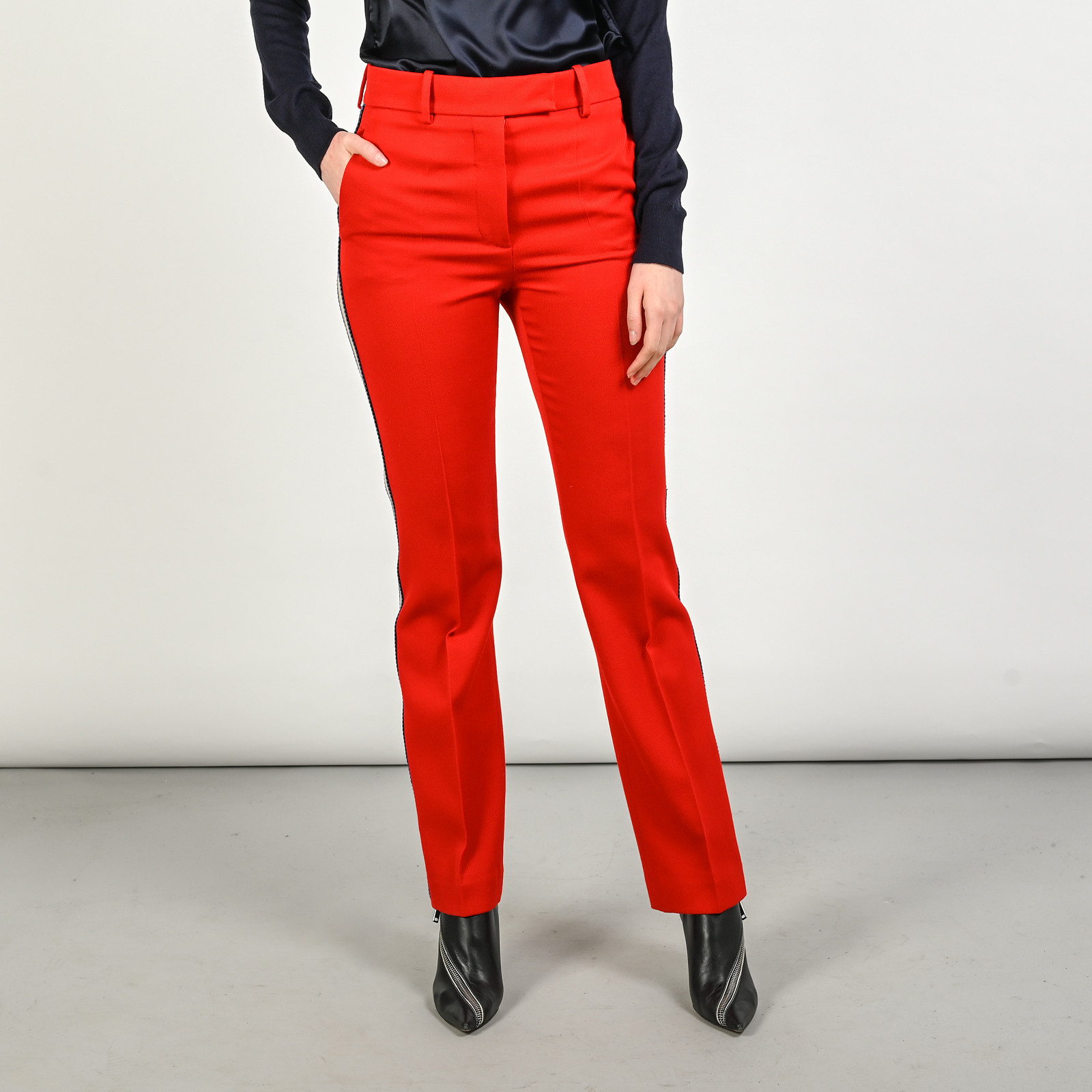 Брюки красного цвета Calvin Klein 205W39NYC - фото из каталога магазина брендовой одежды Second Friend Store Брюки Calvin Klein 205W39NYC - купить оригинал в секонд-хенде SFS - 1