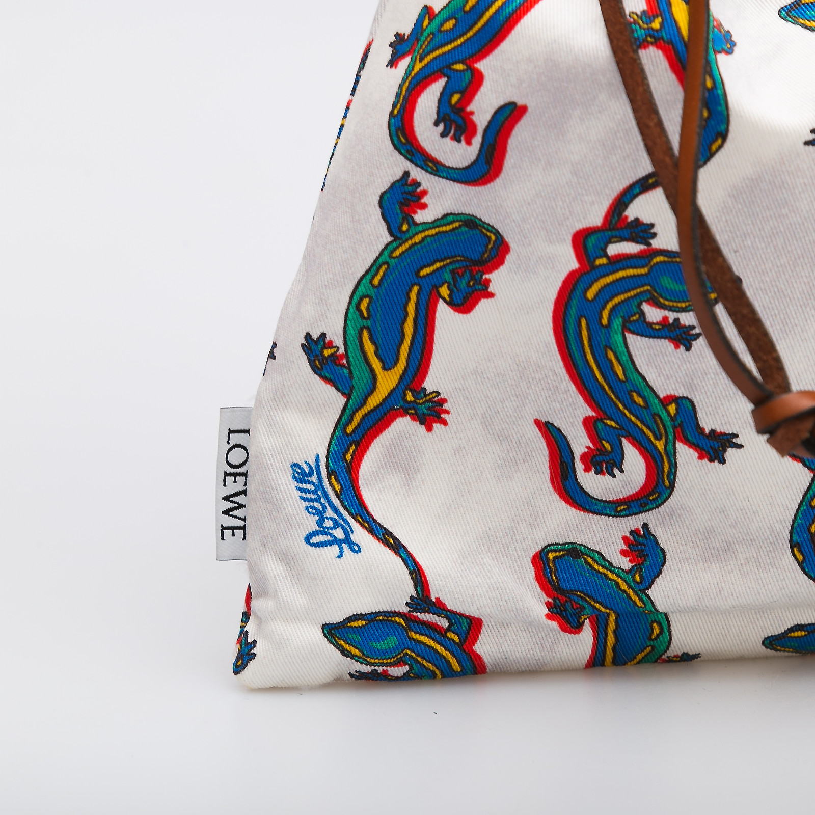 Клатч белого цвета Loewe - фото из каталога магазина брендовой одежды Second Friend Store Клатч Loewe - купить оригинал в секонд-хенде SFS - 4