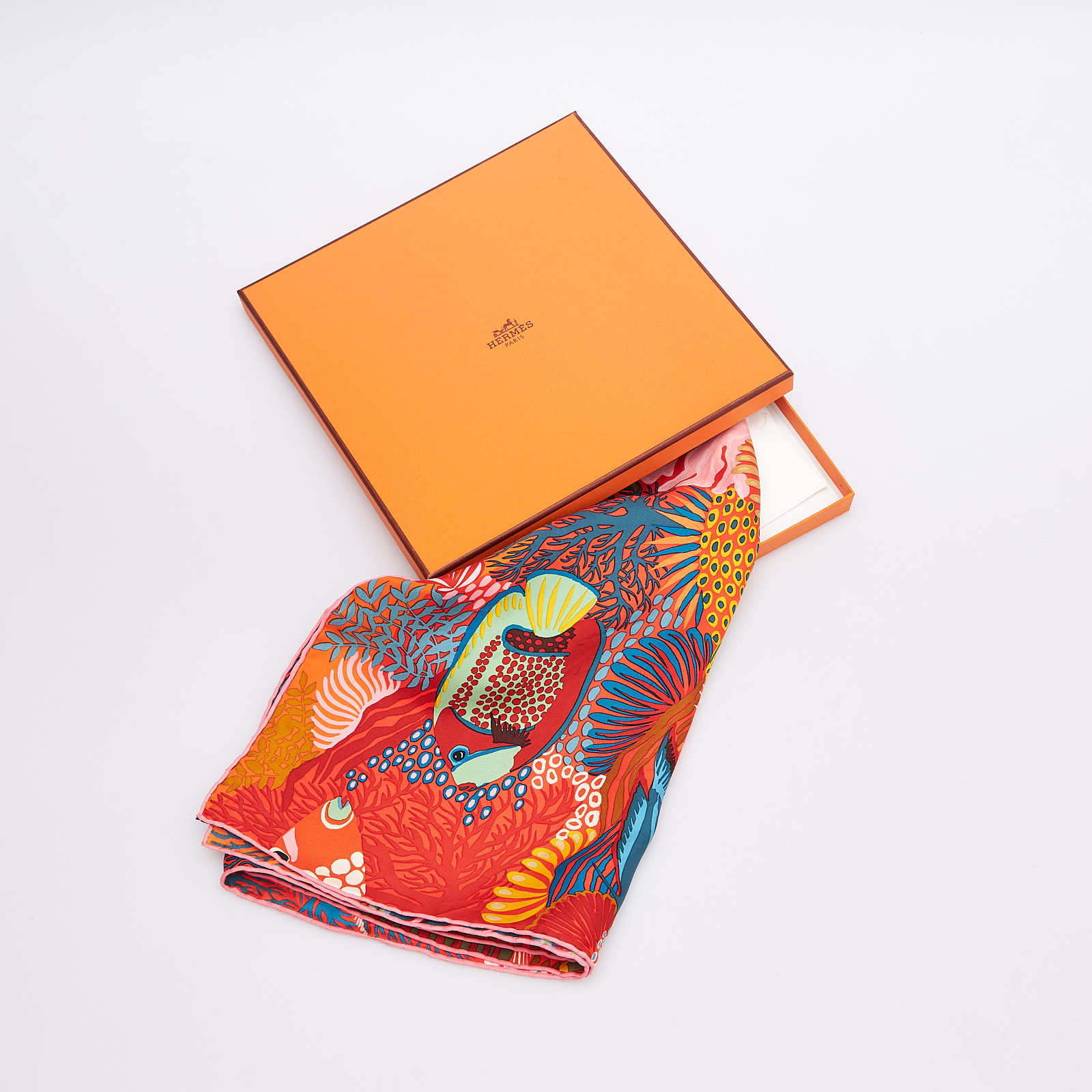 Платок оранжевого цвета Hermes - фото из каталога магазина брендовой одежды Second Friend Store Платок Hermes - купить оригинал в секонд-хенде SFS - 3