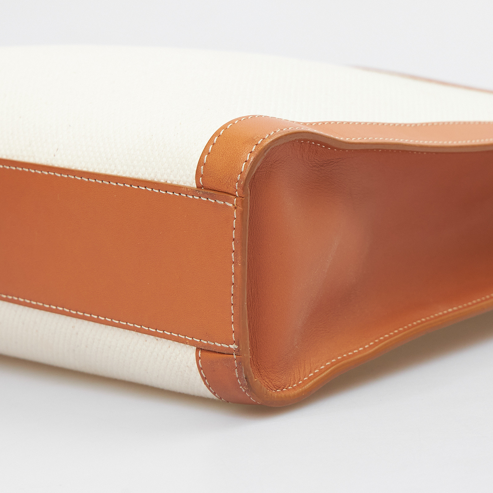 Сумка белого цвета Celine - фото из каталога магазина брендовой одежды Second Friend Store Сумка Celine - купить оригинал в секонд-хенде SFS - 7