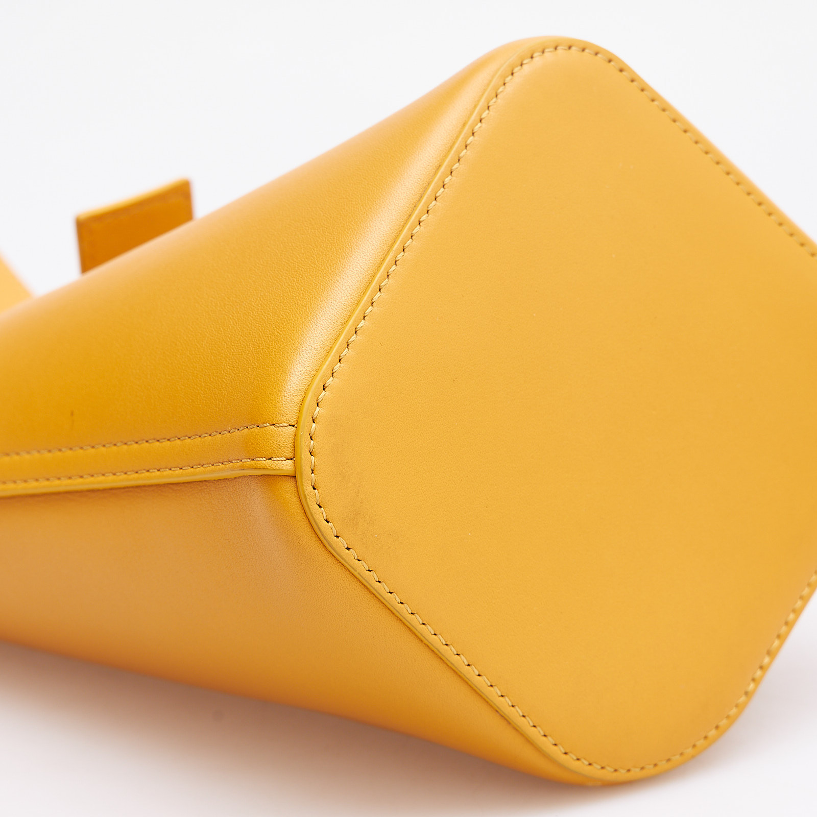 Сумка желтого цвета Loewe - фото из каталога магазина брендовой одежды Second Friend Store Сумка Loewe - купить оригинал в секонд-хенде SFS - 6