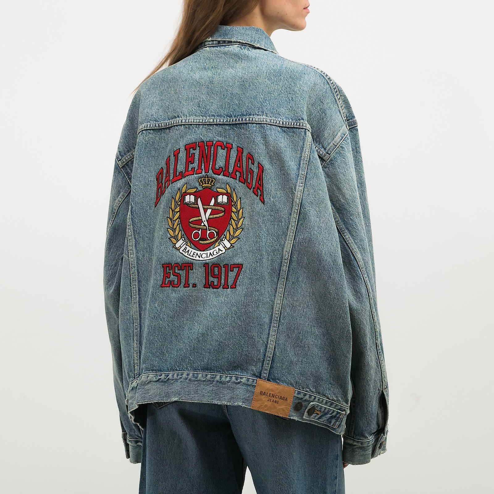 Джинсовая куртка голубого цвета Balenciaga - фото из каталога магазина брендовой одежды Second Friend Store Джинсовая куртка Balenciaga - купить оригинал в секонд-хенде SFS - 2
