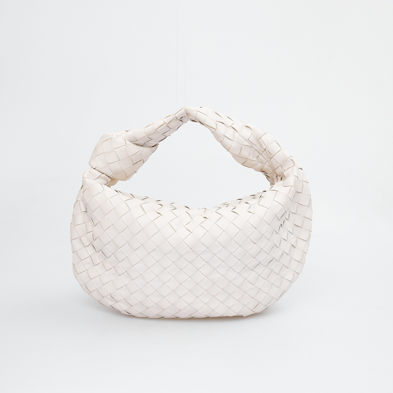 Сумка белого цвета Bottega Veneta - фото из каталога магазина брендовой одежды Second Friend Store Сумка Bottega Veneta - купить оригинал в секонд-хенде SFS - 1