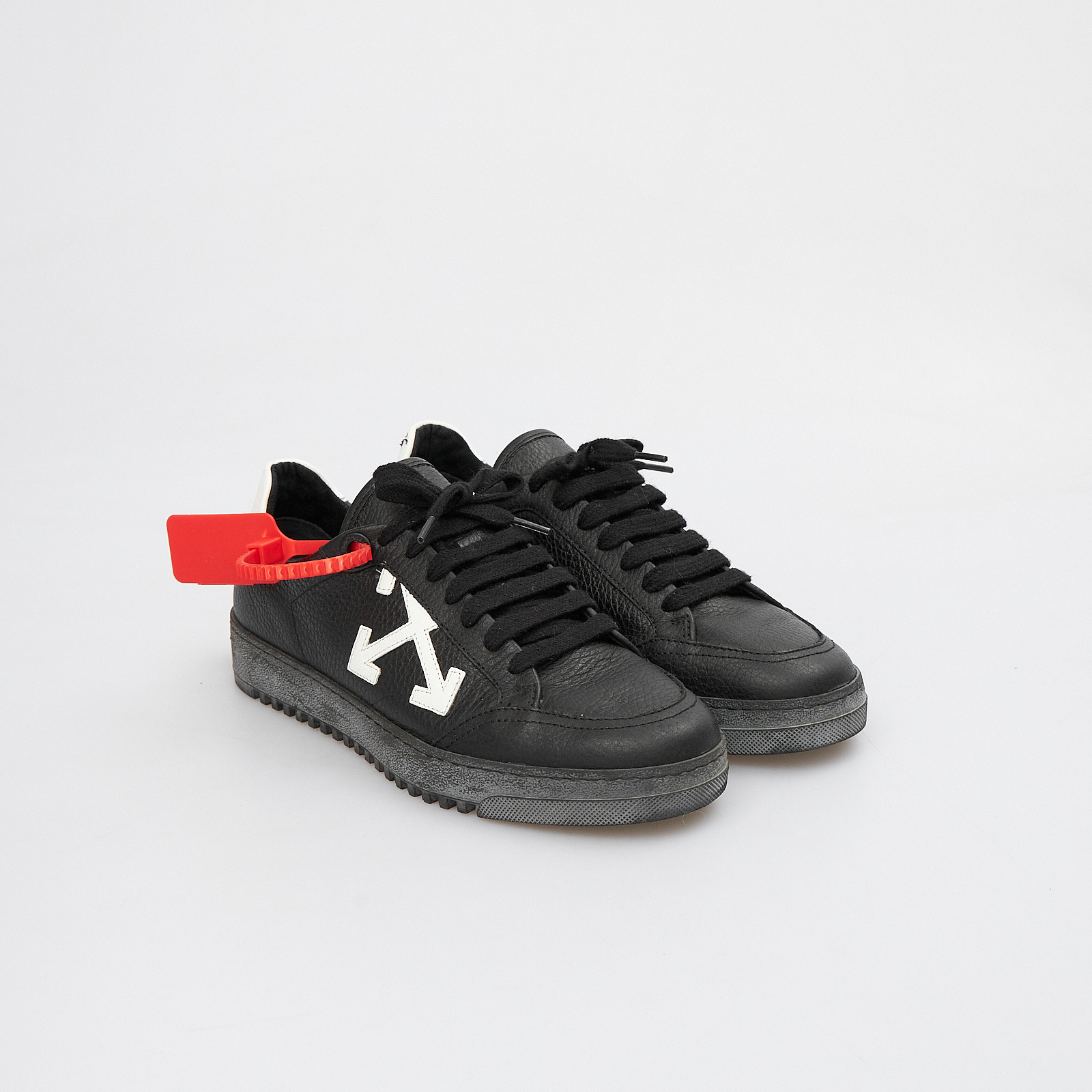 Кеды черного цвета Off-White - фото из каталога магазина брендовой одежды Second Friend Store Кеды Off-White - купить оригинал в секонд-хенде SFS - 2