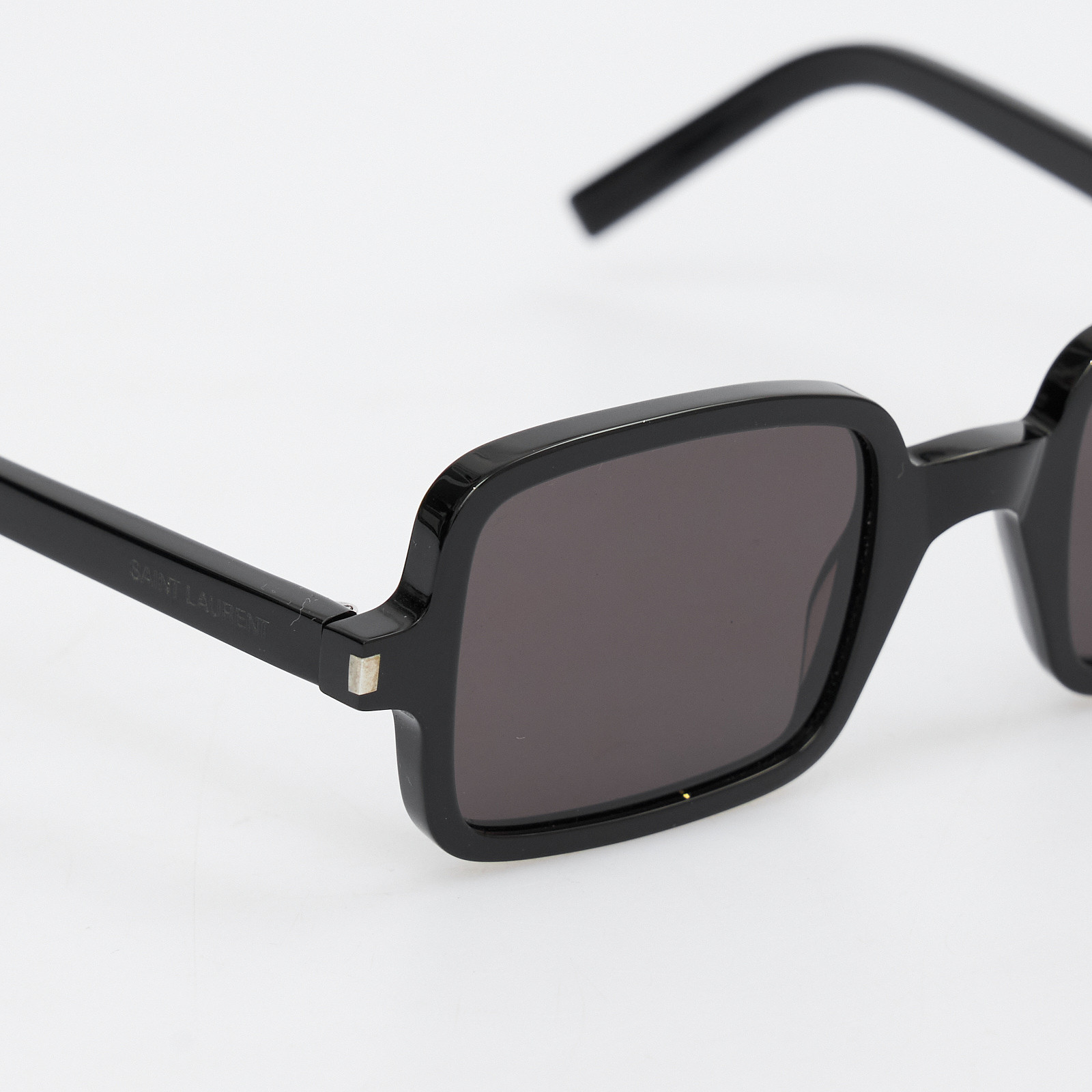 Очки черного цвета Saint Laurent - фото из каталога магазина брендовой одежды Second Friend Store Очки Saint Laurent - купить оригинал в секонд-хенде SFS - 4