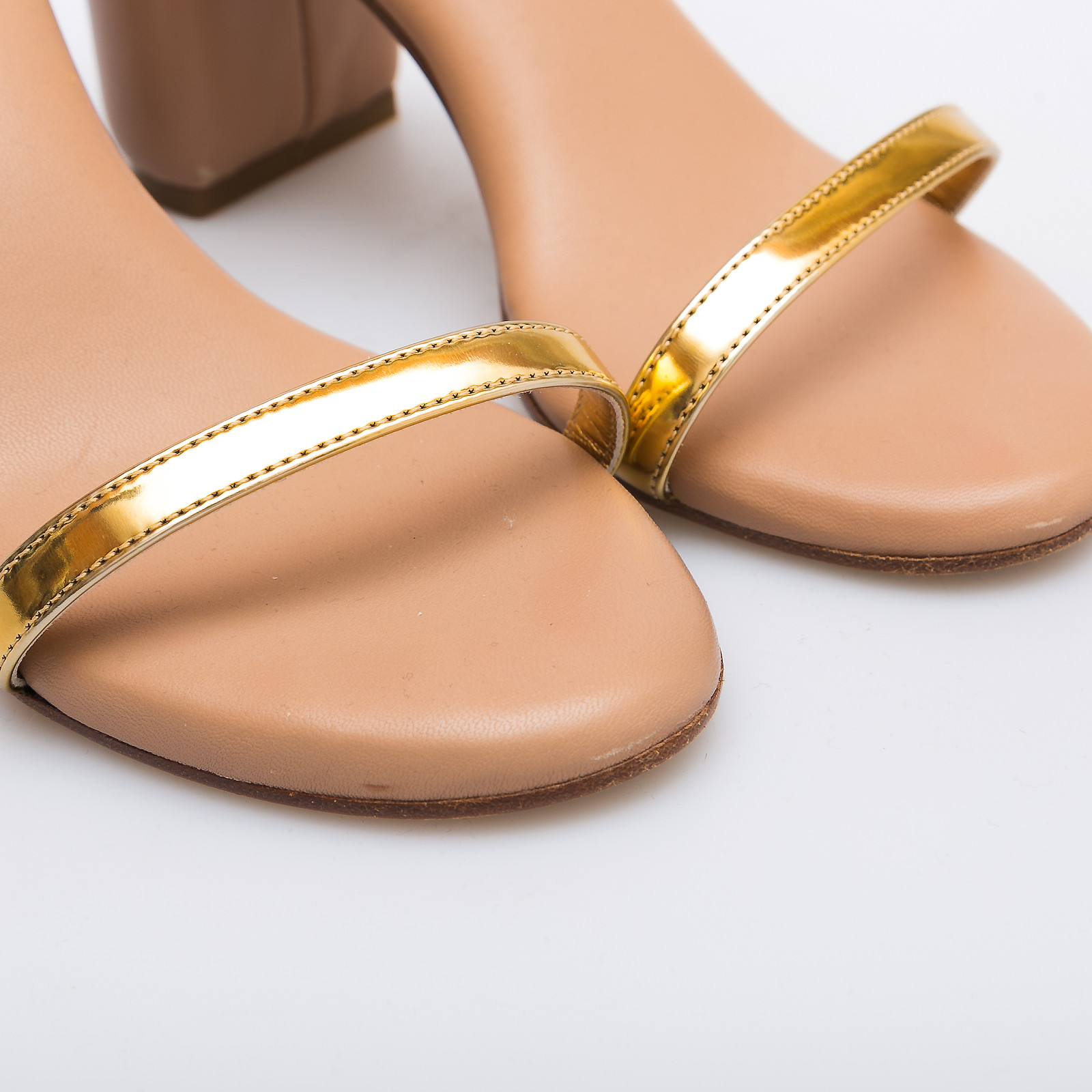 Босоножки золотого цвета MM6 Maison Margiela - фото из каталога магазина брендовой одежды Second Friend Store Босоножки MM6 Maison Margiela - купить оригинал в секонд-хенде SFS - 4