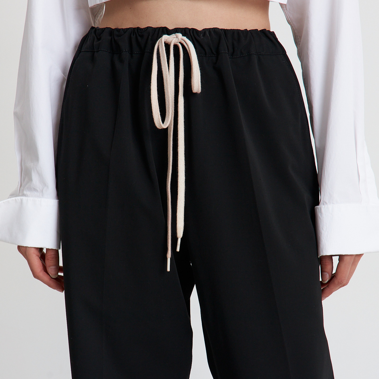 Брюки черного цвета MM6 Maison Margiela - фото из каталога магазина брендовой одежды Second Friend Store Брюки MM6 Maison Margiela - купить оригинал в секонд-хенде SFS - 4