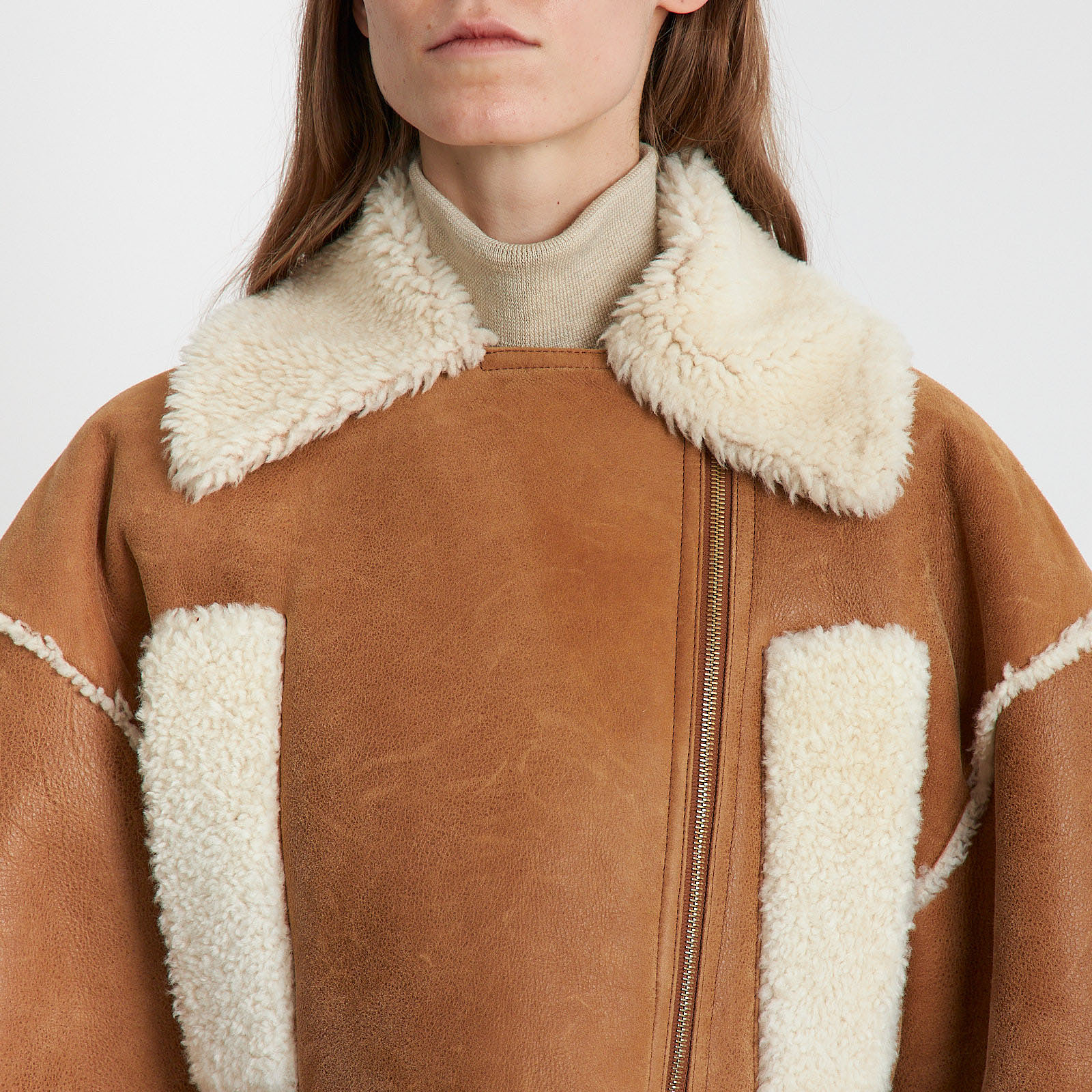 Дубленка коричневого цвета Jacquemus - фото из каталога магазина брендовой одежды Second Friend Store Дубленка Jacquemus - купить оригинал в секонд-хенде SFS - 4