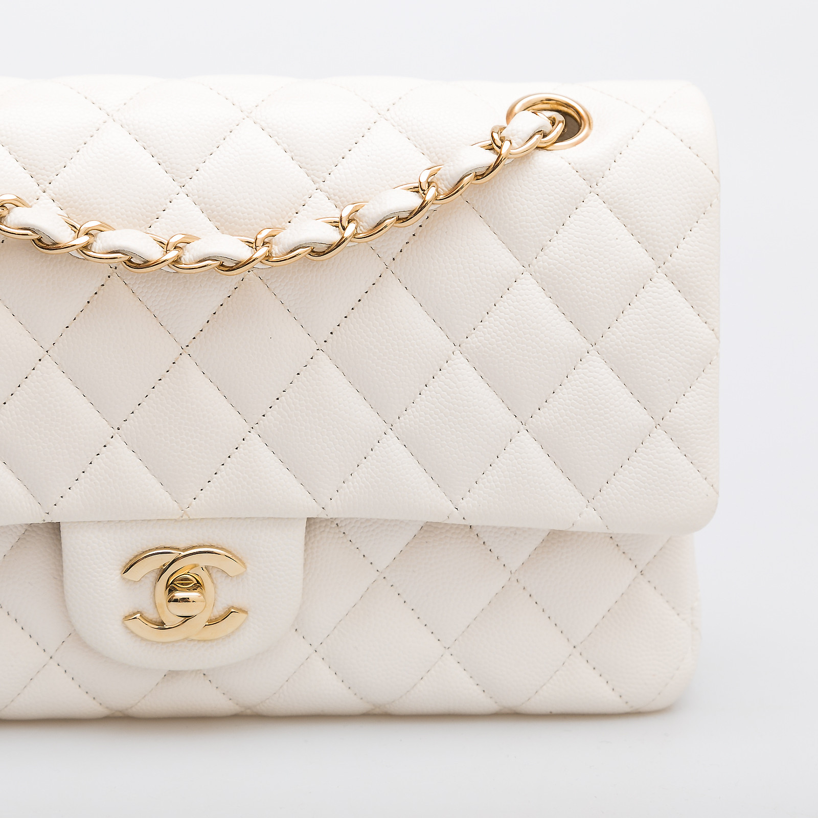 Сумка белого цвета Chanel - фото из каталога магазина брендовой одежды Second Friend Store Сумка Chanel - купить оригинал в секонд-хенде SFS - 6