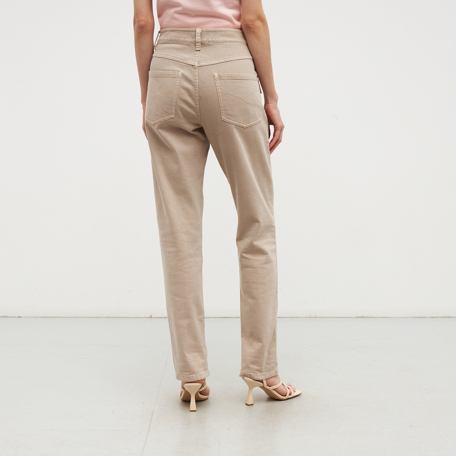 Джинсы бежевого цвета Brunello Cucinelli - фото из каталога магазина брендовой одежды Second Friend Store Джинсы Brunello Cucinelli - купить оригинал в секонд-хенде SFS - 3