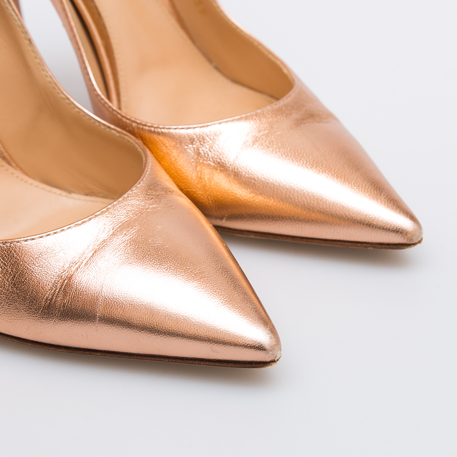 Туфли золотого цвета Gianvito Rossi - фото из каталога магазина брендовой одежды Second Friend Store Туфли Gianvito Rossi - купить оригинал в секонд-хенде SFS - 4