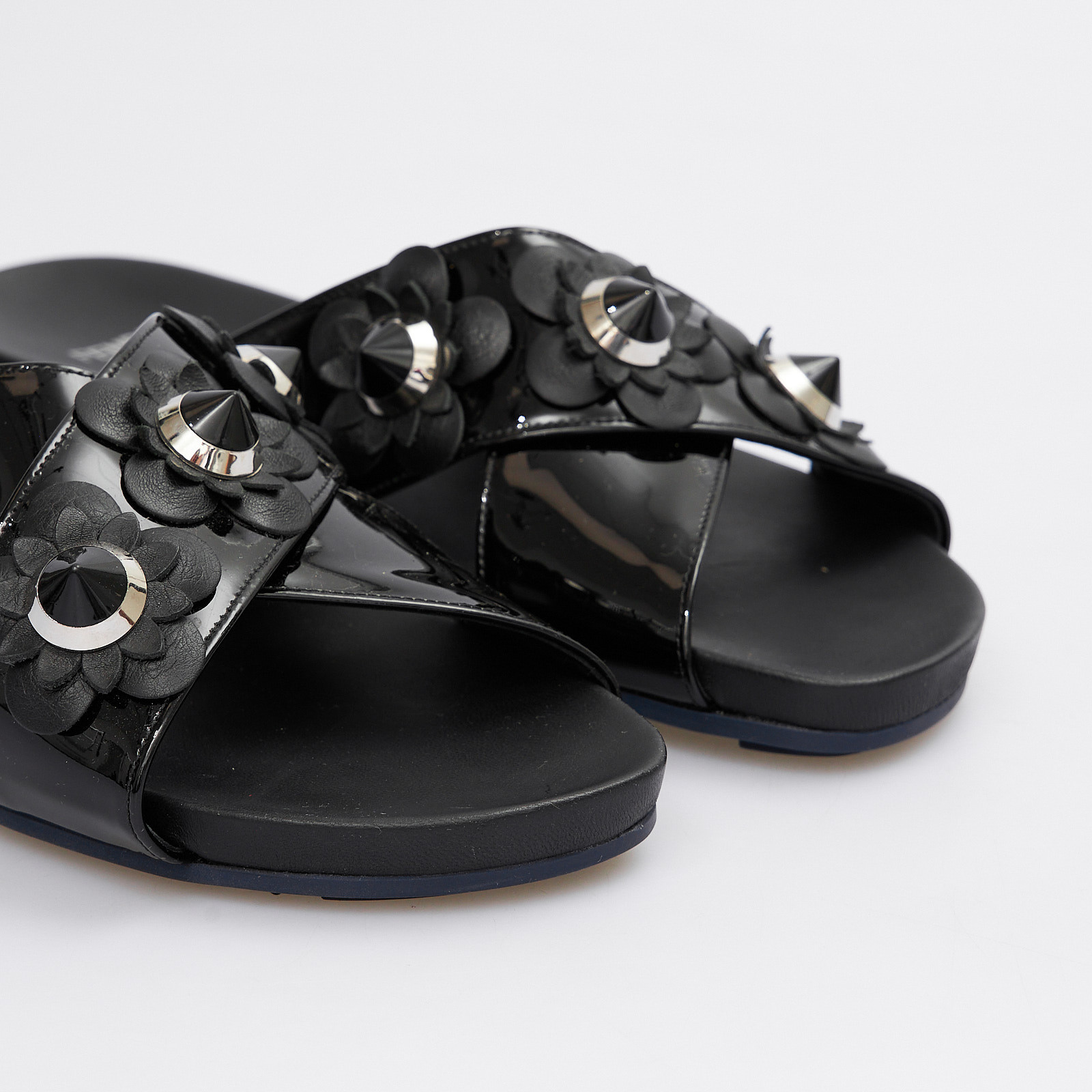 Сандалии черного цвета Fendi - фото из каталога магазина брендовой одежды Second Friend Store Сандалии Fendi - купить оригинал в секонд-хенде SFS - 4