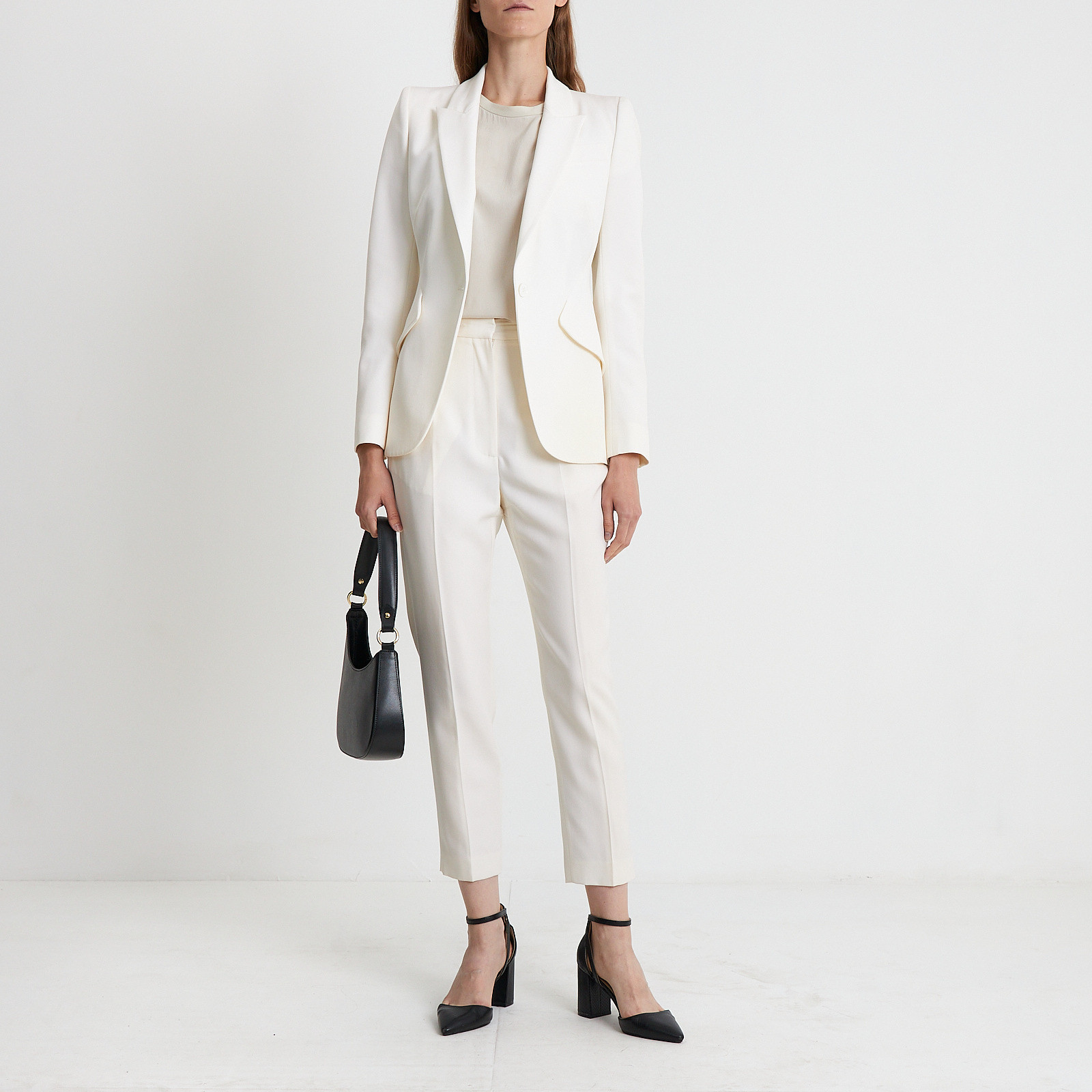 Костюм белого цвета Alexander McQueen - фото из каталога магазина брендовой одежды Second Friend Store Костюм Alexander McQueen - купить оригинал в секонд-хенде SFS - 2