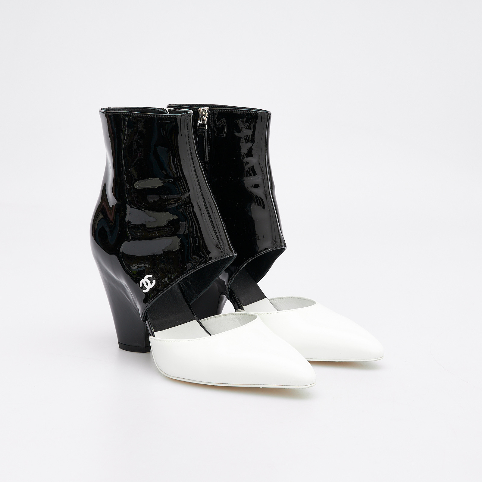 Туфли черного цвета Chanel - фото из каталога магазина брендовой одежды Second Friend Store Туфли Chanel - купить оригинал в секонд-хенде SFS - 2