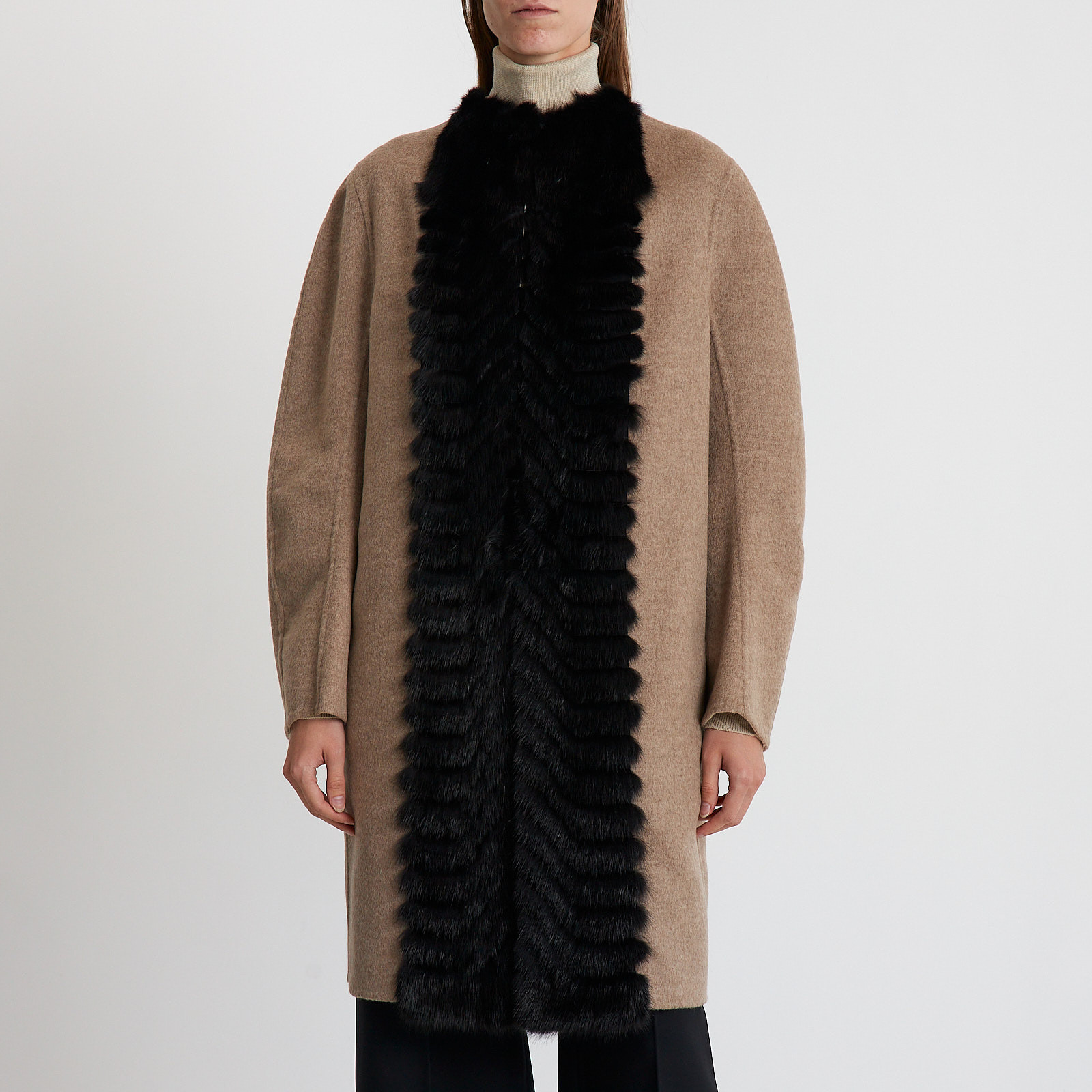 Пальто бежевого цвета Fendi - фото из каталога магазина брендовой одежды Second Friend Store Пальто Fendi - купить оригинал в секонд-хенде SFS - 1