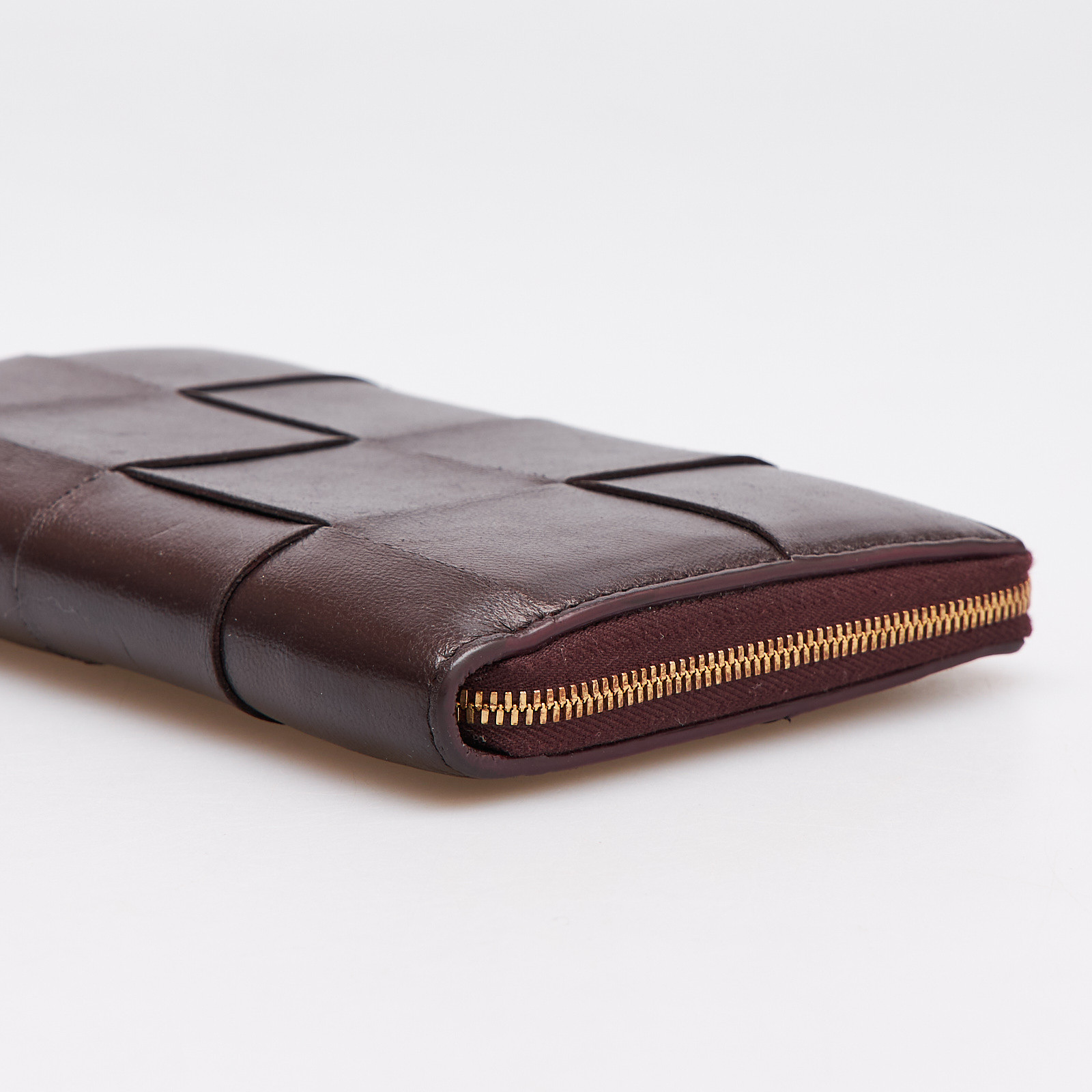 Кошелек бордового цвета Bottega Veneta - фото из каталога магазина брендовой одежды Second Friend Store Кошелек Bottega Veneta - купить оригинал в секонд-хенде SFS - 4