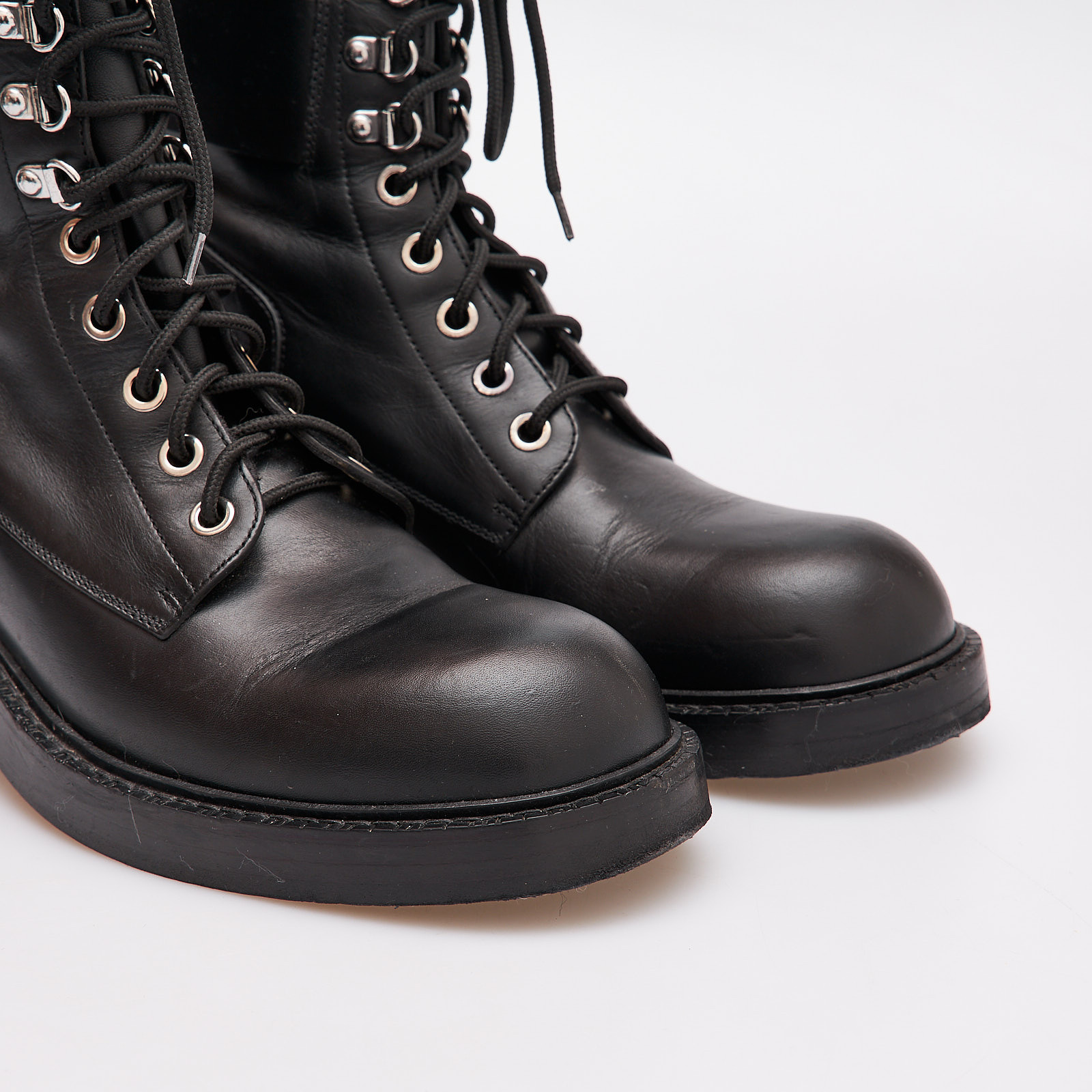 Ботинки черного цвета Burberry - фото из каталога магазина брендовой одежды Second Friend Store Ботинки Burberry - купить оригинал в секонд-хенде SFS - 4