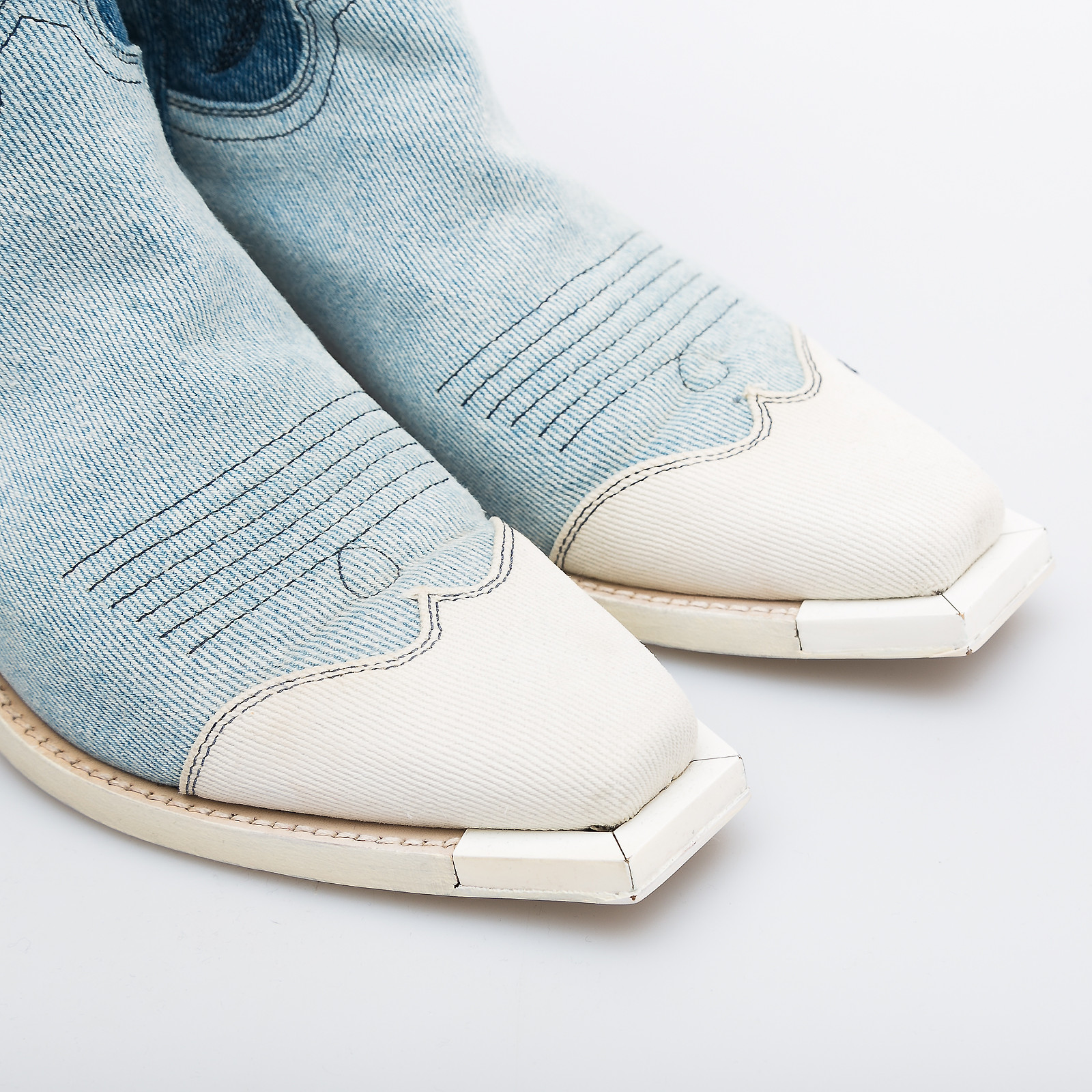 Сапоги голубого цвета Off-White - фото из каталога магазина брендовой одежды Second Friend Store Сапоги Off-White - купить оригинал в секонд-хенде SFS - 4