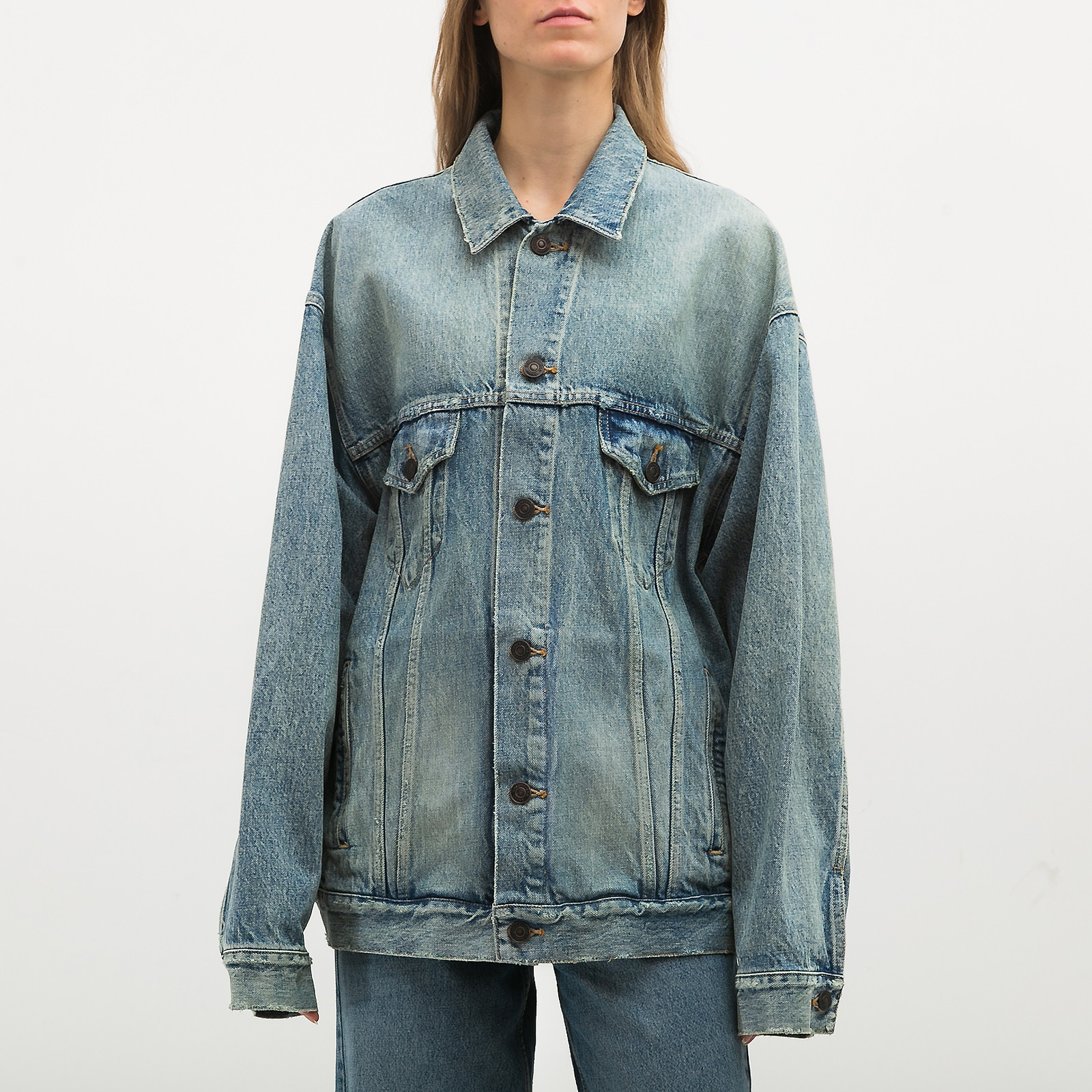 Джинсовая куртка голубого цвета Balenciaga - фото из каталога магазина брендовой одежды Second Friend Store Джинсовая куртка Balenciaga - купить оригинал в секонд-хенде SFS - 1