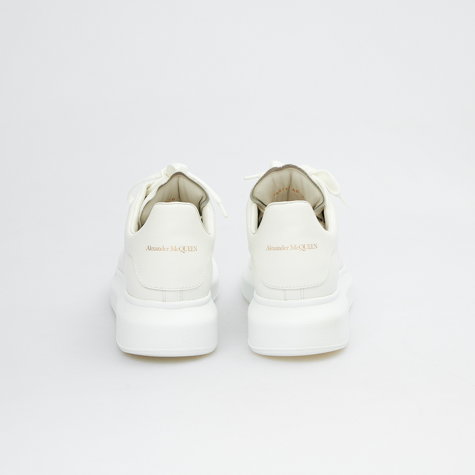 Кроссовки белого цвета Alexander McQueen - фото из каталога магазина брендовой одежды Second Friend Store Кроссовки Alexander McQueen - купить оригинал в секонд-хенде SFS - 3