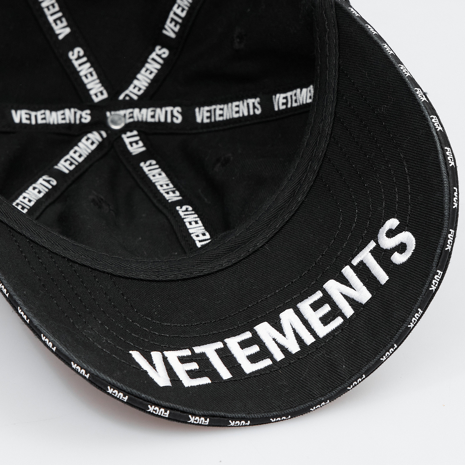 Кепка черного цвета Vetements - фото из каталога магазина брендовой одежды Second Friend Store Кепка Vetements - купить оригинал в секонд-хенде SFS - 6