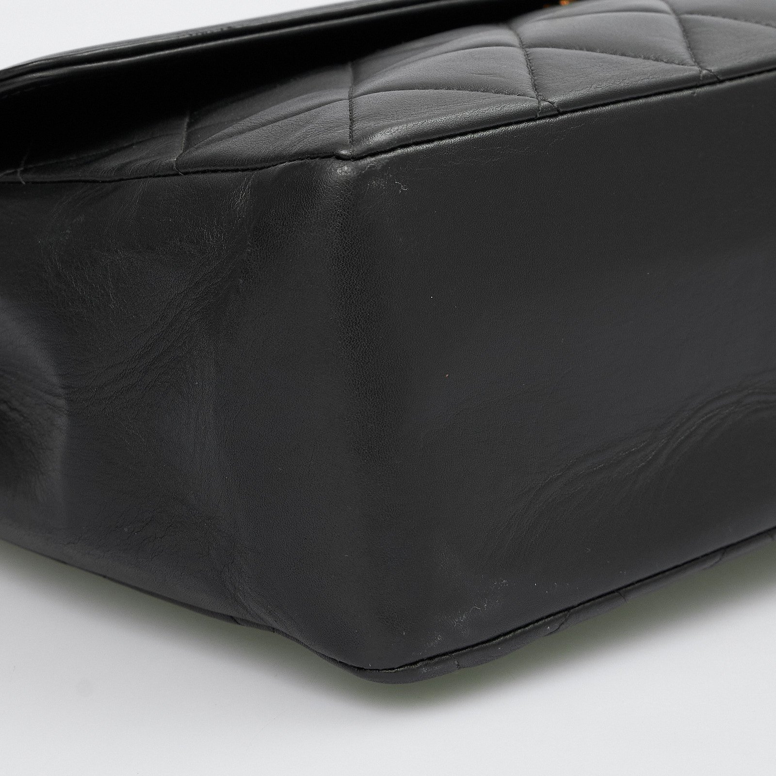 Сумка черного цвета Chanel - фото из каталога магазина брендовой одежды Second Friend Store Сумка Chanel - купить оригинал в секонд-хенде SFS - 6