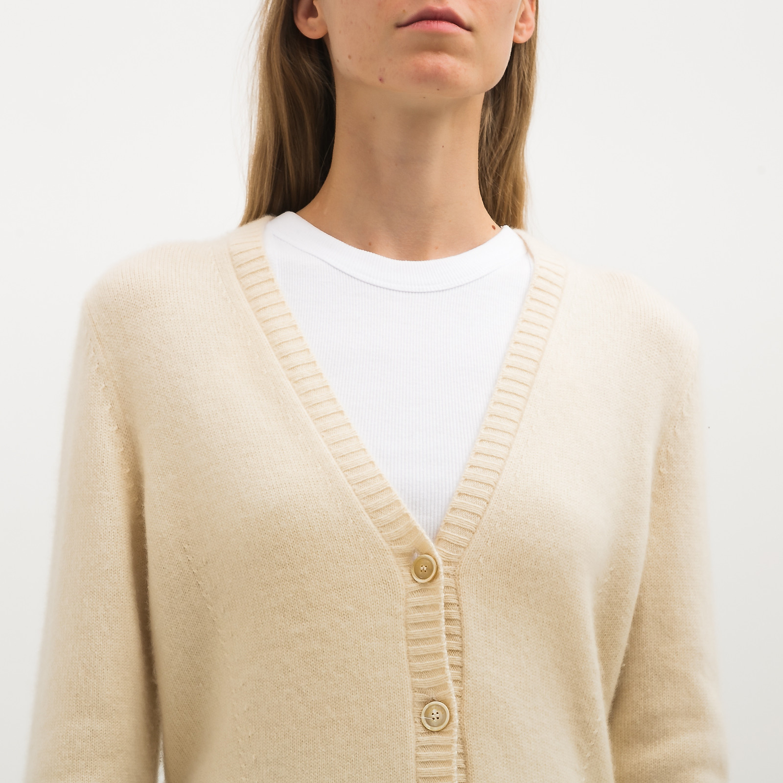 Кардиган белого цвета Loro Piana - фото из каталога магазина брендовой одежды Second Friend Store Кардиган Loro Piana - купить оригинал в секонд-хенде SFS - 4