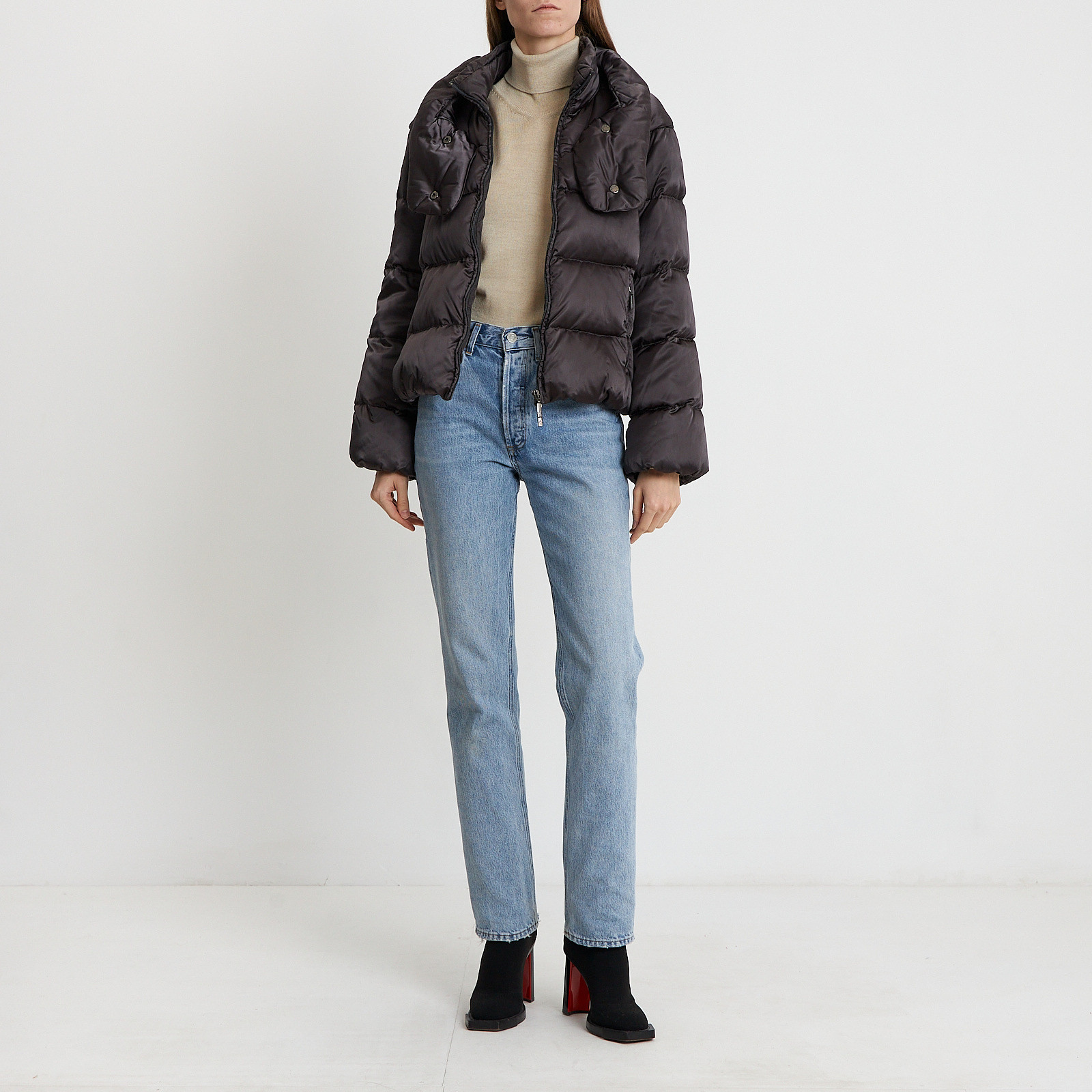 Пуховик серого цвета Moncler - фото из каталога магазина брендовой одежды Second Friend Store Пуховик Moncler - купить оригинал в секонд-хенде SFS - 2