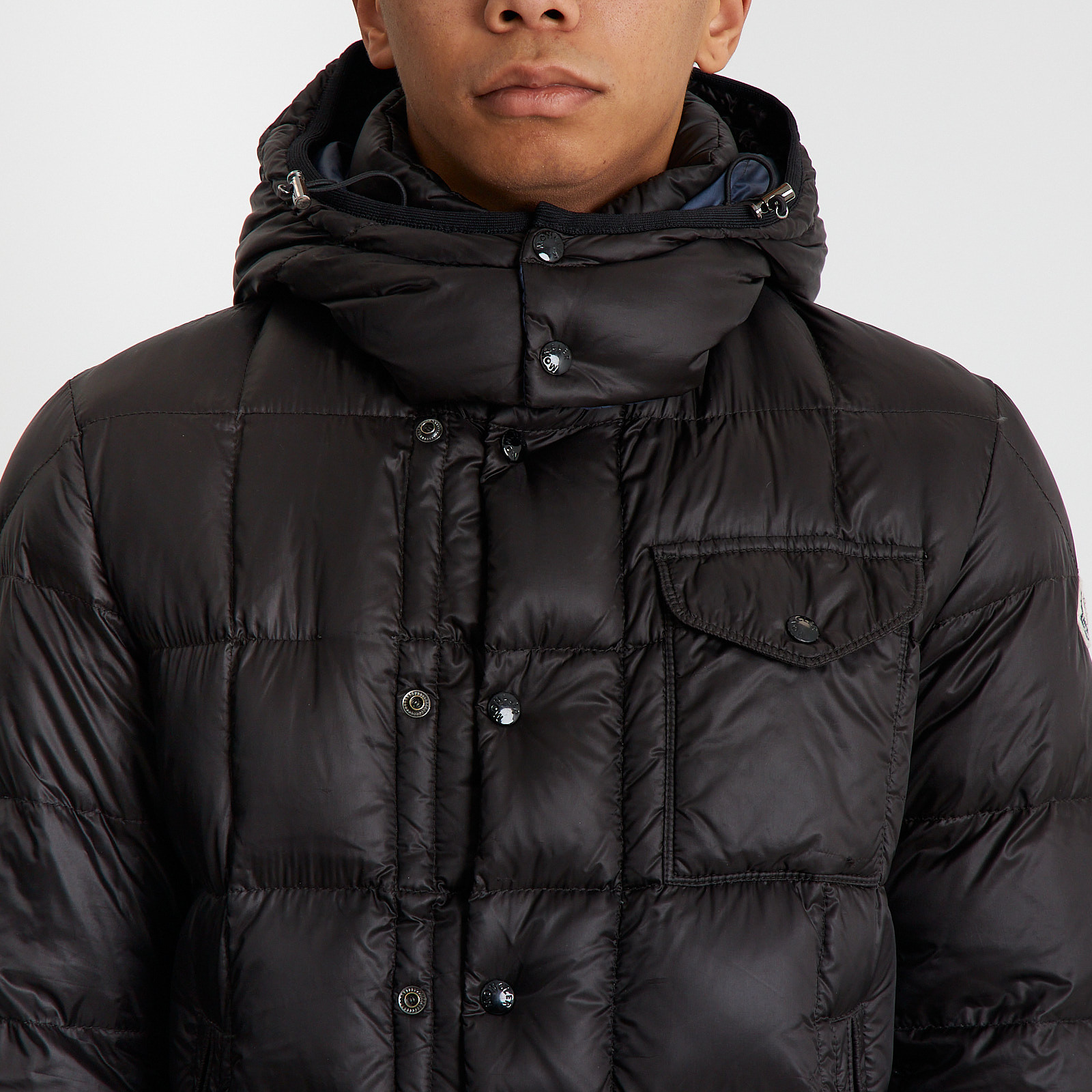 Пуховик черного цвета Moncler - фото из каталога магазина брендовой одежды Second Friend Store Пуховик Moncler - купить оригинал в секонд-хенде SFS - 4