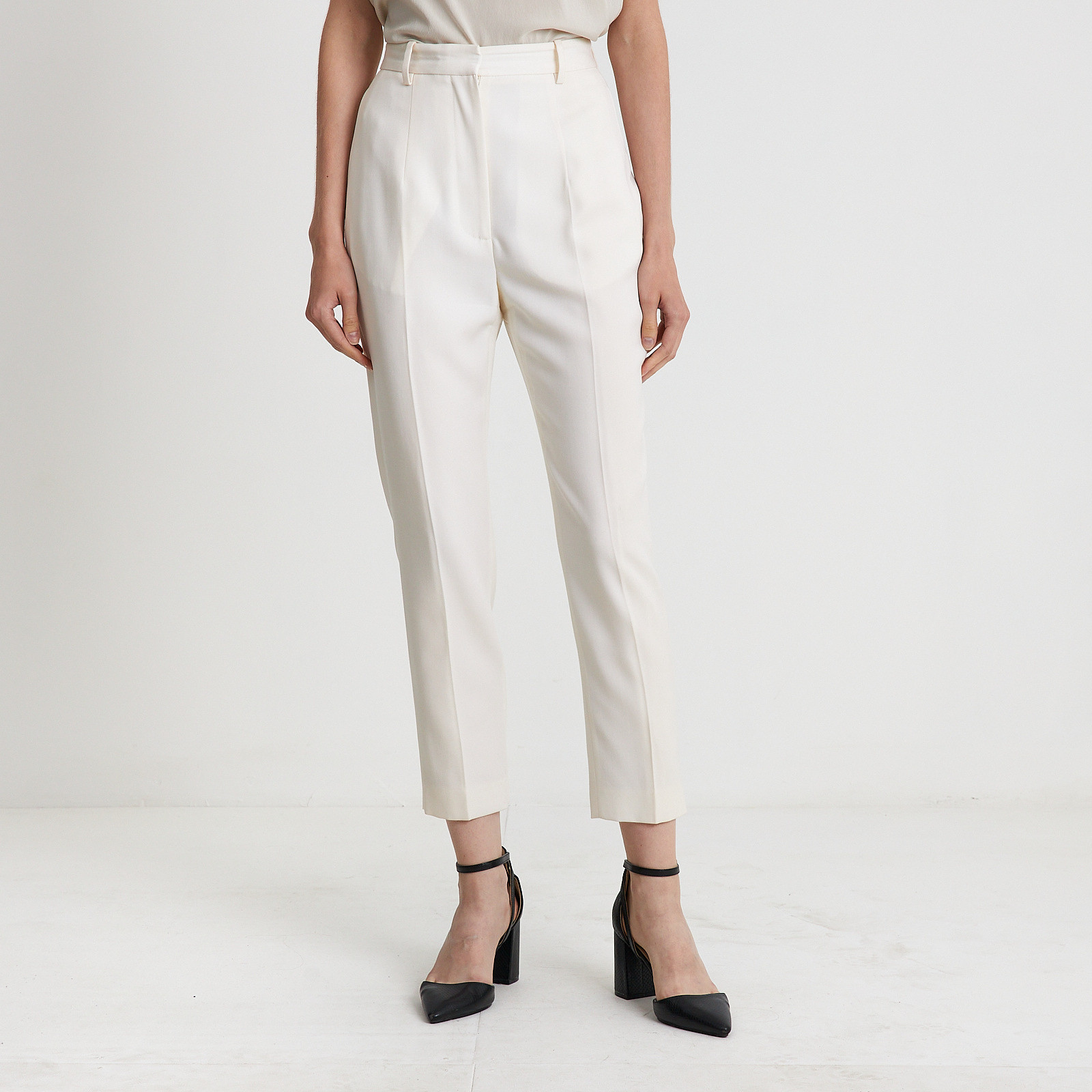 Костюм белого цвета Alexander McQueen - фото из каталога магазина брендовой одежды Second Friend Store Костюм Alexander McQueen - купить оригинал в секонд-хенде SFS - 6