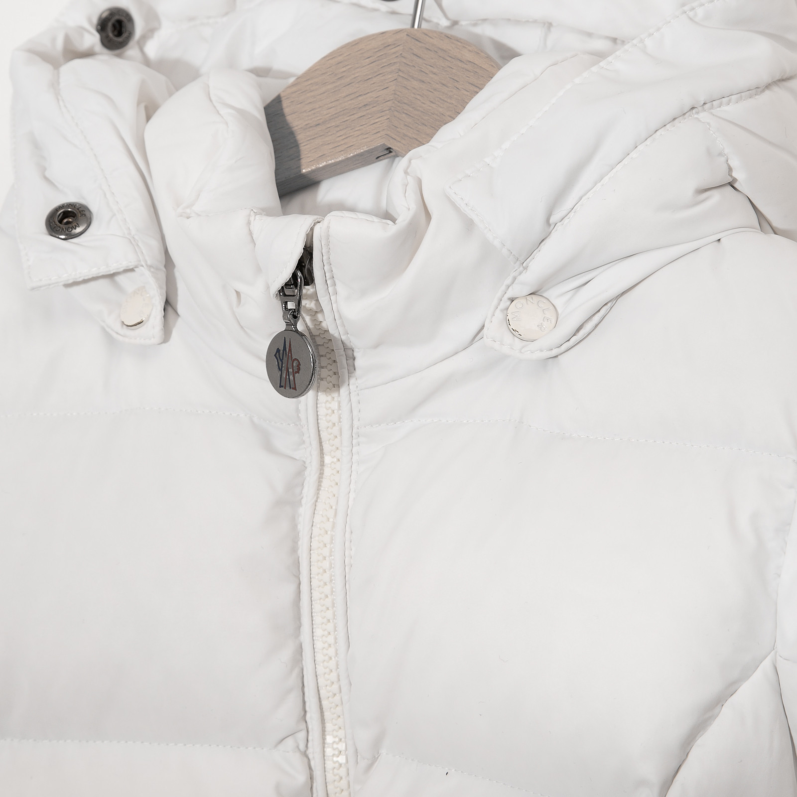 Комбинезон белого цвета Moncler - фото из каталога магазина брендовой одежды Second Friend Store Комбинезон Moncler - купить оригинал в секонд-хенде SFS - 3